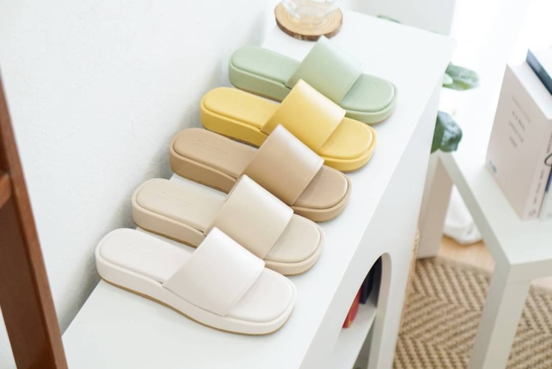 เปิดตัวน้องใหม่ รุ่นมัฟฟิน~ รองเท้างานคุณภาพ นุ่ม น้ำหนักเบา ใส่สบายสุดๆ ตัวส้นหนา1นิ้ว พื้นด้านล่างเป็นผิวลายมะกรูดกันลื่นอย่างดี งานหนังนุ่มมากๆ รับประกันความสบายค๊า