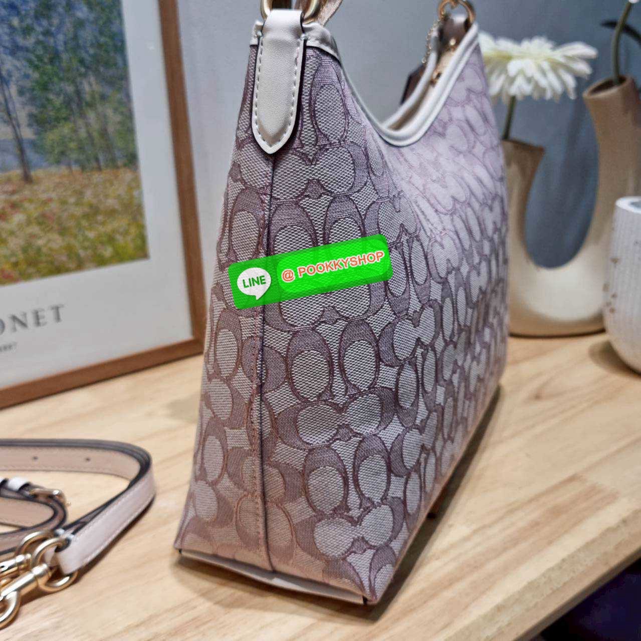 Coach CBS71 Laurel Signature shoulder bag มาใหม่เลย! กับกระเป๋าสะพายทรงยอดฮิต ในโทนสีน่ารักสุดจะคิวท์ มีให้ทั้งสายคล้องไหล่ และสายสะพายข้าง ใช้แมทช์ได้กับทุกลุคทุกสไตล์ ภายในเป็นช่องโล่ง มีซิปและช่องย่อย จุของได้เยอะกว่าที่เห็นมากๆ