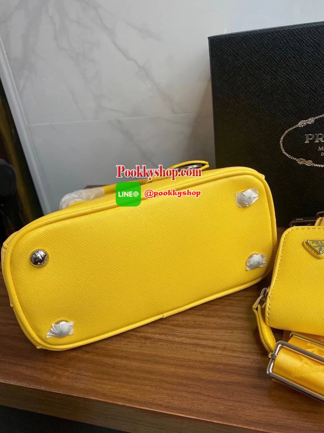 Prada กระเป๋าถือหรือสะพายอเนกประสงค์ วัสดุหนังสวยอยู่ทรงขนาดกำลังดีน้ำหนักเบา ดีไซน์สวยเก๋ที่หูหิ้วกระเป๋า โลโก้แบรนด์อะไหล่หรู หูจับแข็งแรงพับลงได้สะดวกใช้หัวซิปแบรนด์ ภายในมีโลโก้ ช่องซิป ช่องใส่มือถือ สามารถใส่กระเป๋าสตางค์ใบยาว ipad mini ของใช้จุกจิกไ