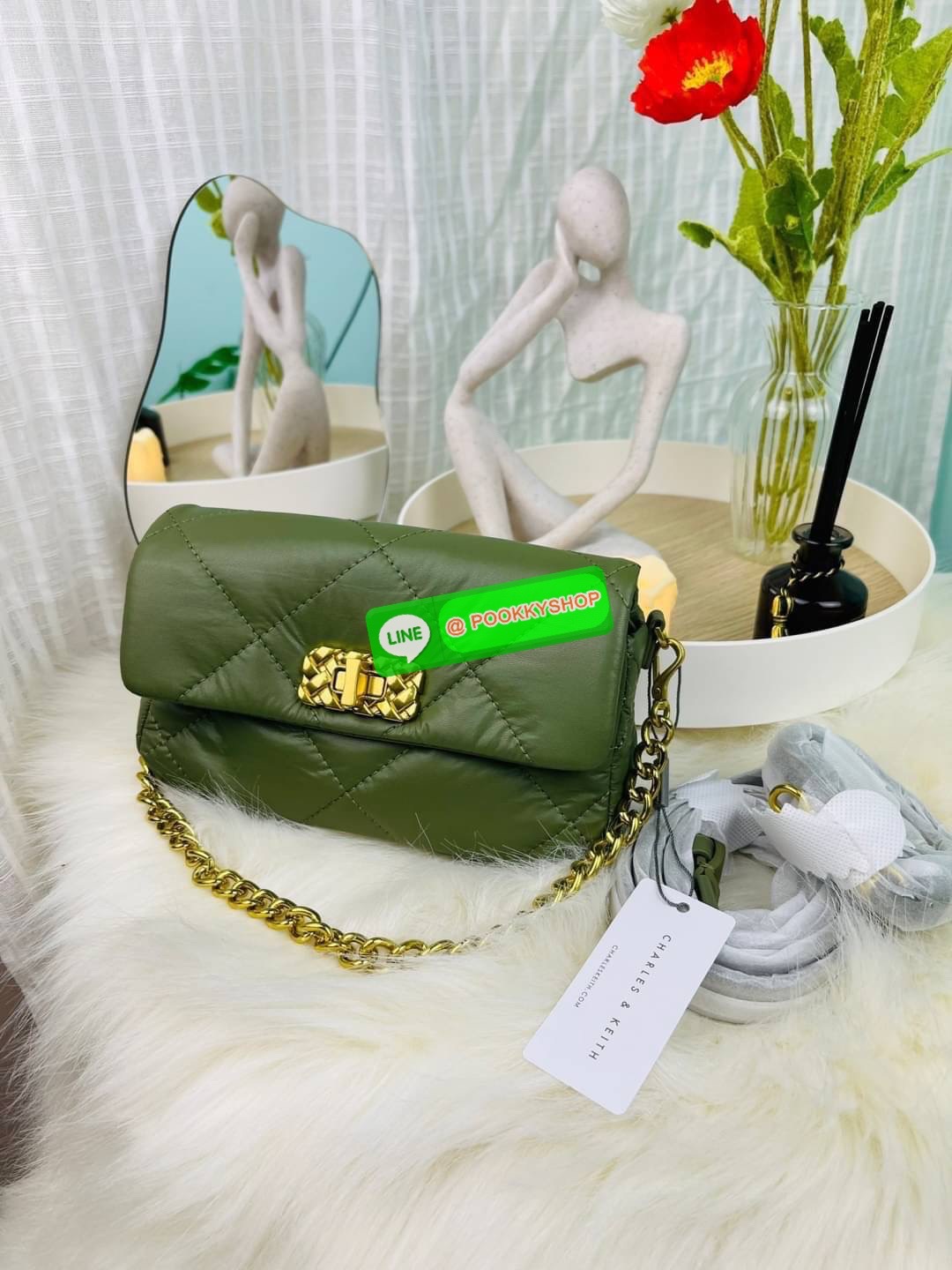 Charles & Keith Puffy Metallic Turn-Lock Crossbody Bag กระเป๋าใบมินิสีสันสดใส สะพายได้หลายแบบ เพิ่มความสดใสให้กับลุคของคุณด้วยกระเป๋าสะพายข้างทรงคลาสสิก มีสายคล้องแขนถอดสายได้ เปิดปิดแบบตัวหมุนล็อก ใส่ iPhone pro max ได้พร้อมกระเป๋าเงินใบเล็ก กุญแจรถ เป็น