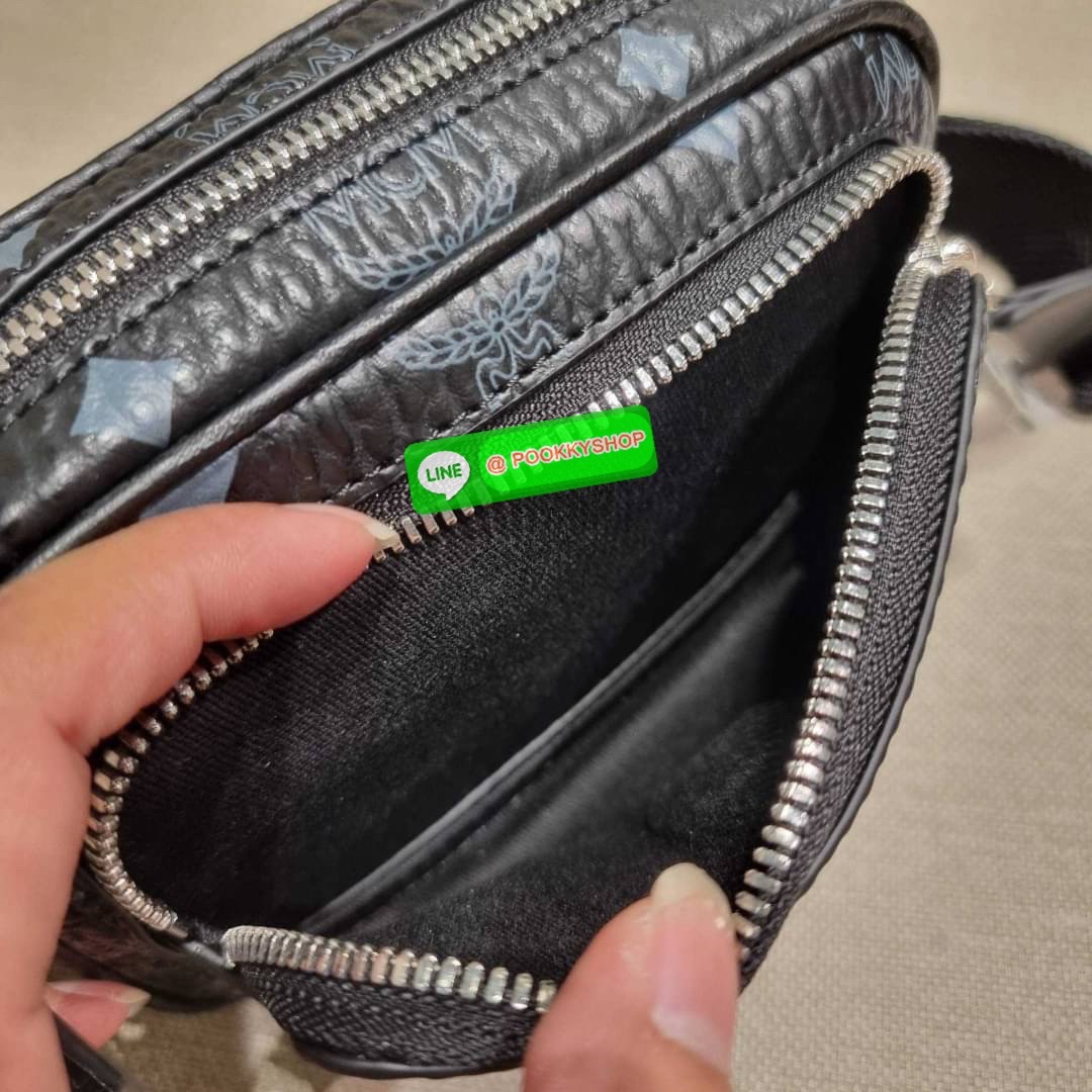 MCM X-MINI KLASSIK CROSSBODY BAG IN VISETOS รุ่นยูนิเซ็กส์มาแล้วจ้า!! ไซส์นี้ใช้ได้ทั้งหนุ่มๆสาวๆไปเลย กระเป๋าสะพายข้างทรงครอสบอดี้ ใบเล็กขนาดกะทัดรัด วัสดุหนังแคนวาสคุณภาพดี มีช่องหลัก 2 ช่อง ภายในมีช่องย่อยให้ 1 ช่อง มาพร้อมสายสะพายสปอร์ตที่ดีไซน์หรูไม่