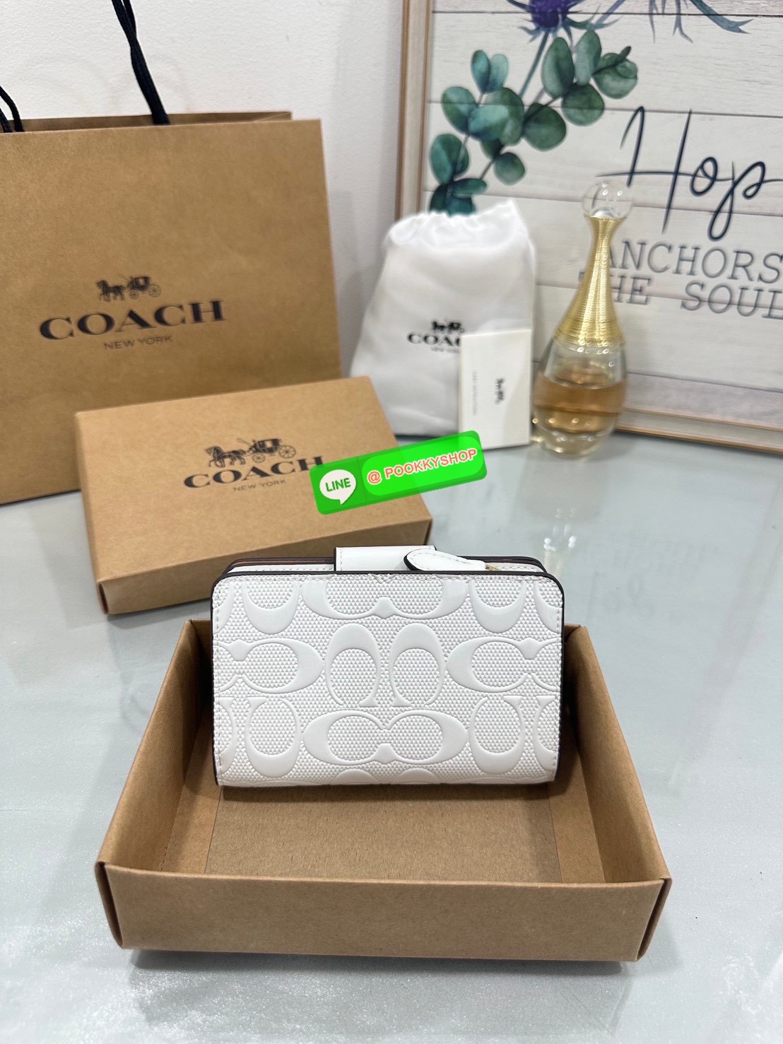 ❤️COACH MEDIUM CORNER ZIP WALLET IN SIGNATURE CANVAS💜 คอลเลคชั่นใหม่งานหรู งานดูแพง จัดให้เลย!! กระเป๋าสตางค์ใบกลาง ดีไซน์ใหม่ สุดหรู แค่เห็นก็ต้องเลิฟ ถือใช้ขับผิวทุกสี วัสดุหนังแท้ปั๊มลายนูนสวยคม ภายในมีช่องใส่บัตร ใส่ธนบัตรได้ครบ และมีช่