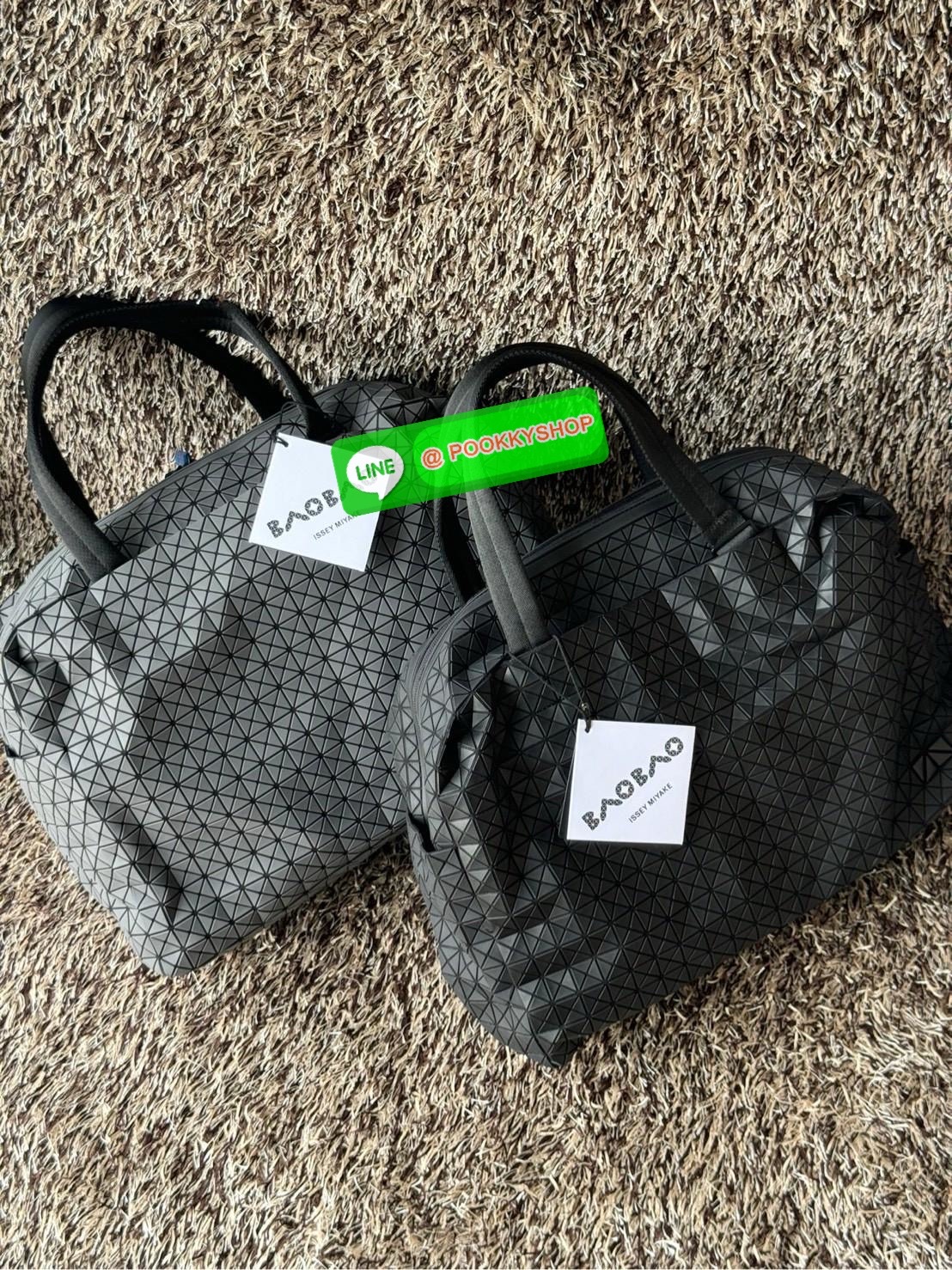 Baobao issey miyake cargo tote matte กระเป๋า CARGO สไตล์บอสตัน มีหูจับแบบบุหนา มีฐานกว้างใส่ได้เยอะ สาทารถใส่สัมภาระที่จำเป็นในการเดินทาง หรือมีพื้นที่จัดเก็บสิ่งของที่เราต้องใช้ในการทำงานด้วย เช่น โน้ตบุ๊ก สมุดจดบันทึก แฟ้มเอกสารต่าง ๆ ดีไซน์หรูดูสุภาพเร