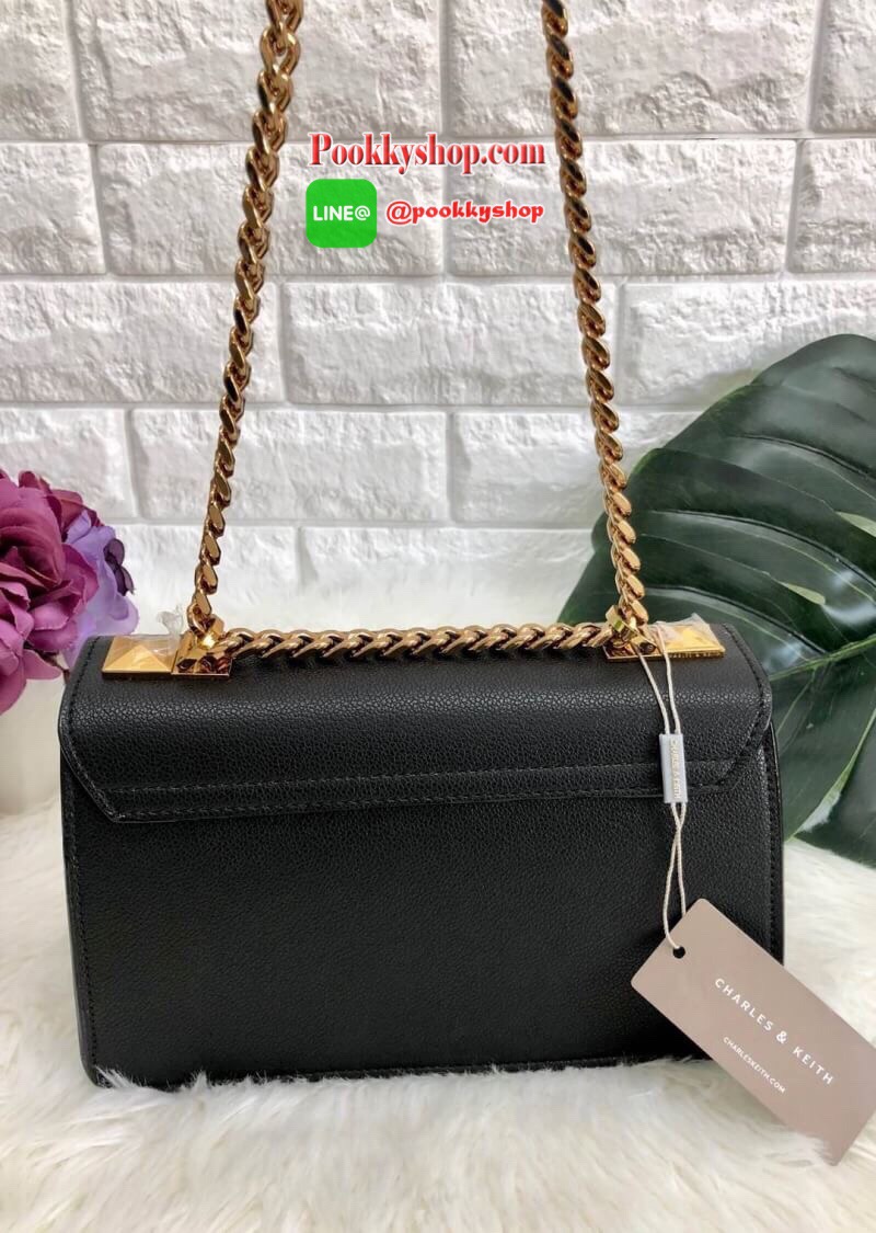 New in !!! CHARLES & KEITH CLASSIC FRONT FLAP CROSSBODY BAG ล็อตนี้อะไหล่แบบวินเทจ ใบจริงหรูมากค่ะ! กระเป๋าสะพายข้างหรือรวบสายเปลี่ยนแบบถือเก๋ๆ ก็ได้ค่ะ วัสดุหนังคาร์เวียร์ด้านตัดหนังกำมะหยี่ด้านข้างได้อย่างลงตัวสวยงาม เปิดปิดกระเป๋าแบบกดล็อคอะไหล่โลหะแบร