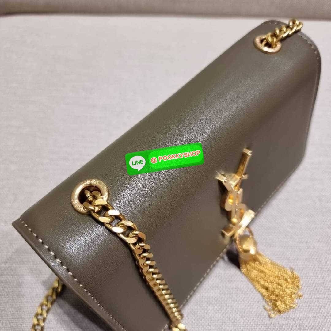 จัดให้อย่างสาสม!! กับกระเป๋าสะพาย Yves Saint laurent small kate bag สุดหรู จากเคาน์เตอร์ vip dutyfree ทรง woc ที่แสนจะฮอตปรอทแตก ดีไซน์เรียบ แต่แอบมีดีเทลความหรูที่พู่ห้อยสีทองโดดเด่น เพิ่มความแพงอีกหนึ่ง วัสดุหนังแท้สัมผัสดีงาม ใช้งานง่ายเพียงแค่เปิด-ปิด