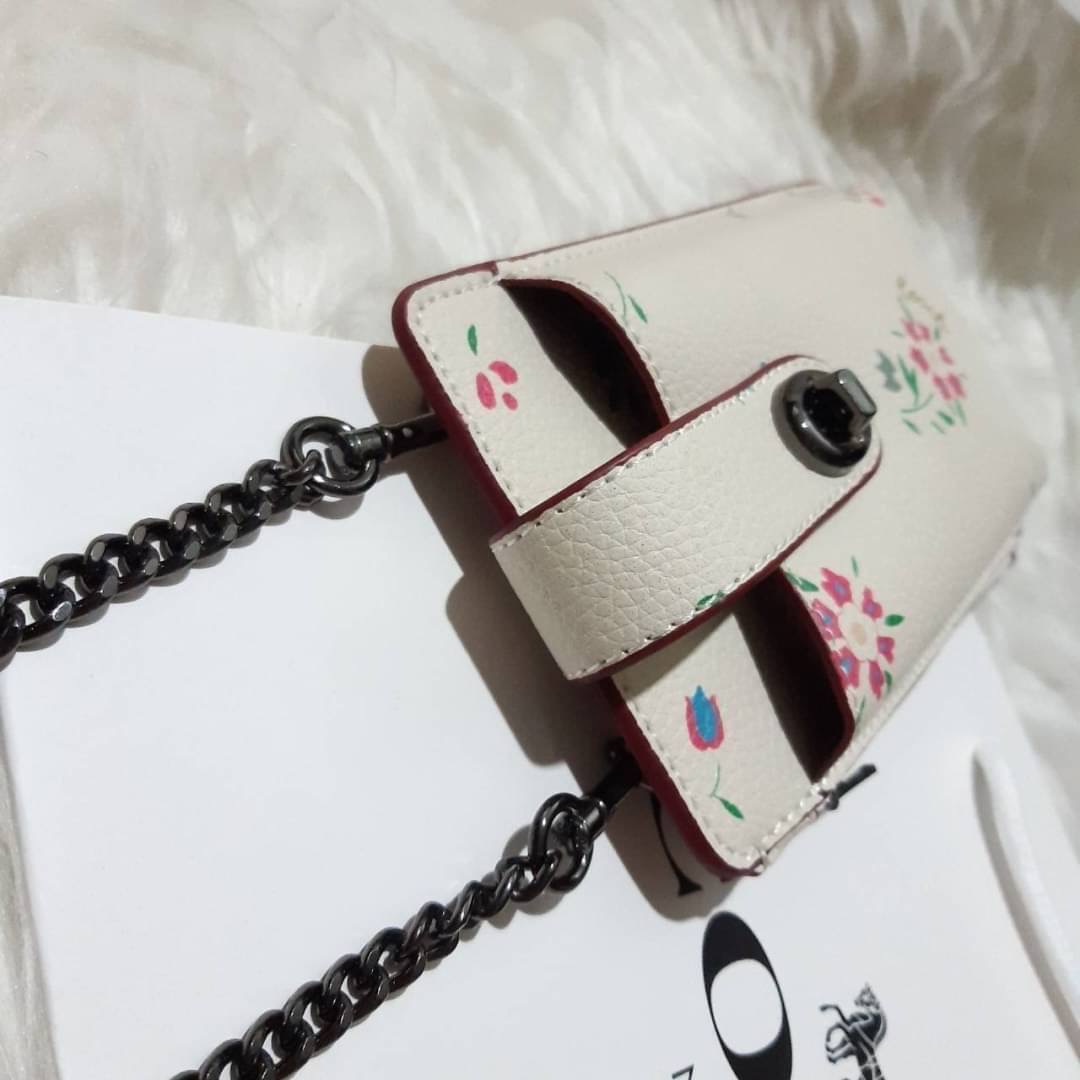 COACH 825 TURNLOCK CHAIN PHONE CROSSBODY IN BLOCKED SIGNATURE CANVAS ฮอตและปังกว่านี้ไม่มีแล้ว!! กระเป๋าเอนกประสงค์ สำหรับใส่โทรศัพท์ ใส่บัตรได้ มีช่องซิปแยกให้ด้วย ขนาดพกพาดีงาม!! 💕 ใส่โทรศัพท์ได้ทุกรุ่นน้า สายสะพายยาวประมาณ 23" (วัดจากไหล่)