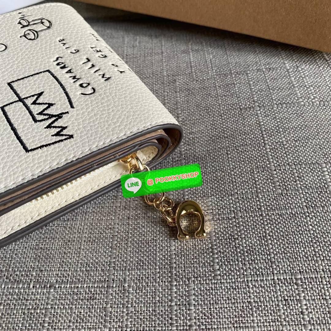 COACH X JEAN MICHEL BASQUIAT SNAP WALLET (COACH C5614) 🛍กระเป๋าสตางค์ใบเล็ก พกพาสะดวก วัสดุหนังแท้ ทนทาน เปิด-ปิดด้วยกระดุม ภายในมีช่องใส่บัตร ใส่ธนบัตรได้ทุกชนิด พร้อมช่องซิปแยกใส่เหรียญคะ