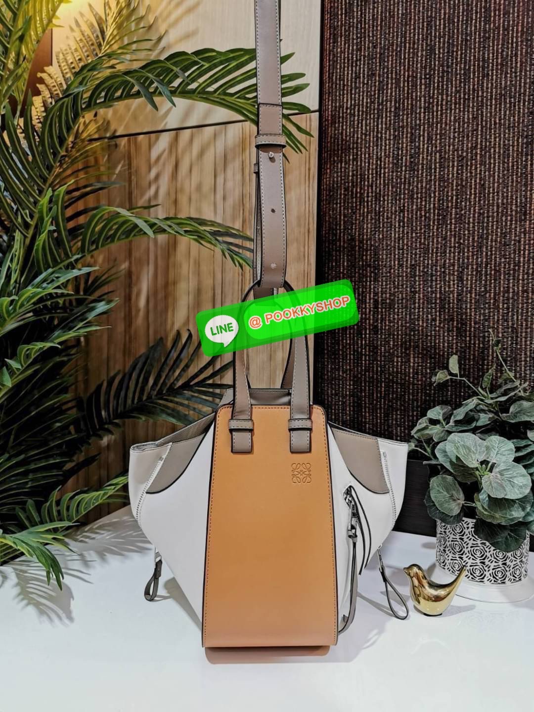 ✴️ห้ามพลาด!✴️LOEWE HANDLE & SHOULDER BAG VIP GIFT WITH PURCHASE (GWP) กระเป๋าถือหรือสะพายหนังแท้พรีเมี่ยมกิ๊ฟ Limited จาก LOEWE PERFUME DUTYFREE รุ่น Rare items สุดๆวัสดุหนังแท้ Calfskin หนังสวยดีไซน์มีเอกลักษณ์ ใบใหญ่กำลังดี น้ำหนักเบา ด้าน