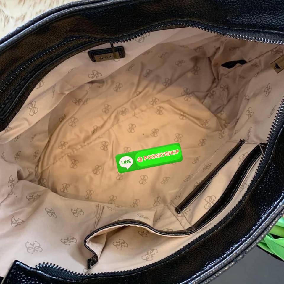 Guess กระเป๋าทรงช้อปปิ้ง หนังดี งานสะพายไหล่ เปิดปิดด้วยซิป ด้านในซับในแบรนด์อย่างดี