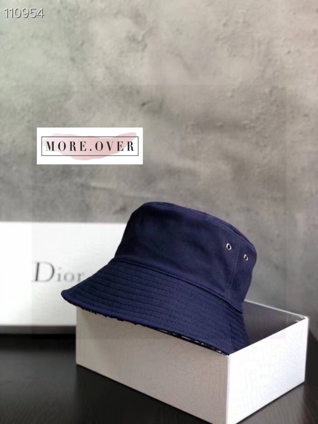 หมวกทรง bucket ทอลายโลโก้แบรนด์ ทั้งใบ สีกรมสวยหรู ใบนี้คุ้มมากค่ะ ใส่ได้ทั้ง้ 2 ด้านนะค่ะ ทรงนี้ใส่ได้ตลอดนะค่ะ มีติดไว้ได้เลยจ้า ทรงสวยมาก งานคุณภาพการันตี มีป้าย tag แบรนด์