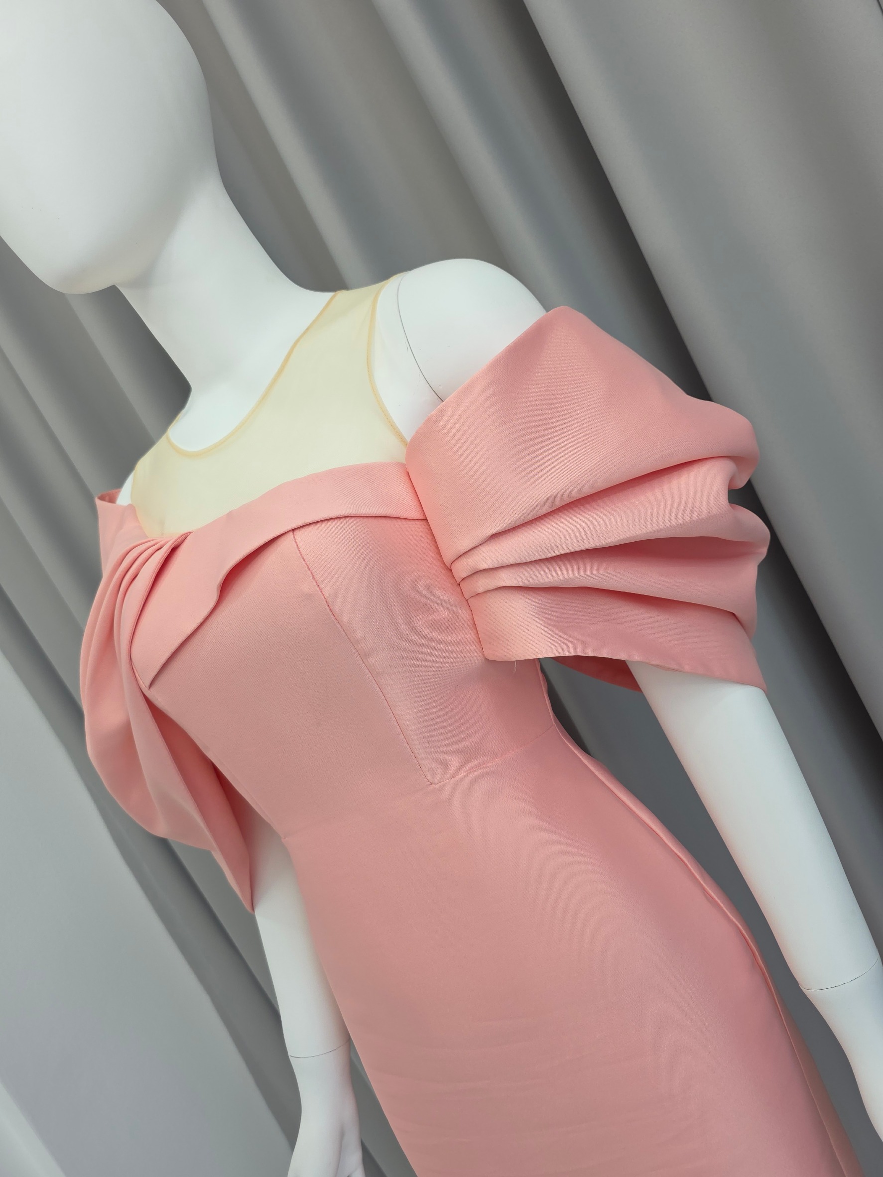 เดรสแฟชั่น มีดี้เดรสเสื้อคอกลมแขนกุด แต่งด้วยผ้าซีทรูสีนู้ด