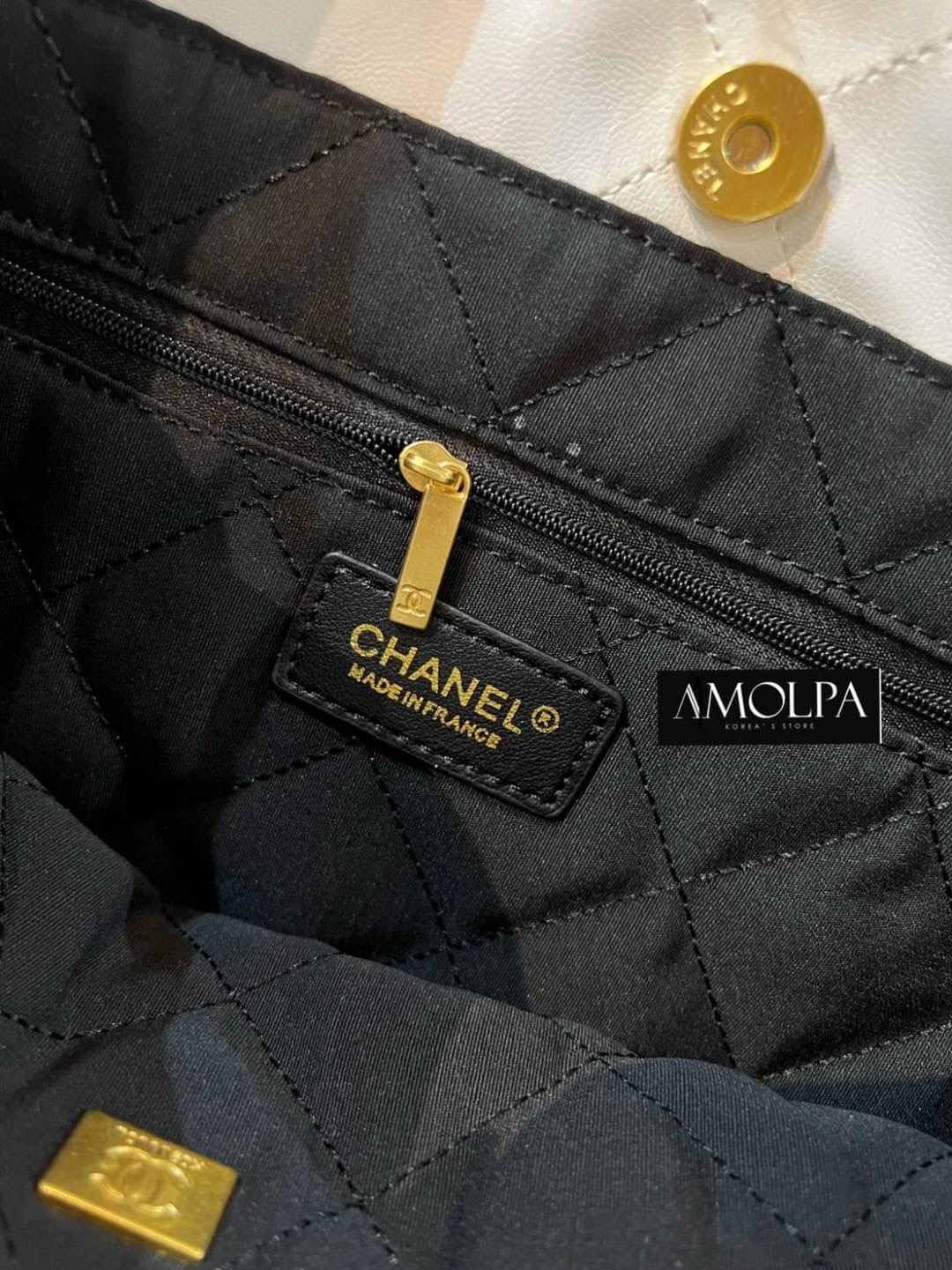 ต้องรีบจัดดด งานดี น้ำหนักดี ไม่เบา ไม่หนักจนเกินไป ไม่มีกลิ่นเหม็นของผ้า จัดเลยน๊า สวยม๊ากกกก กระเป๋า CHANEL 22 HANDBAG ใบสวยหรู หรูมากกก สวยยม๊ากกก งานเหมือนแท้ม๊ากก