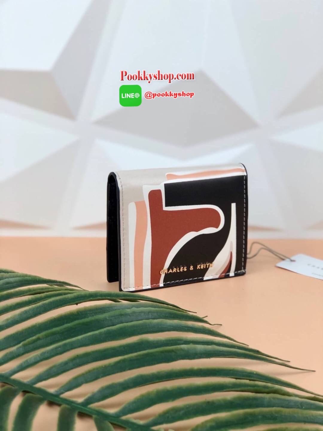 CHARLES & KEITH CROC-EFFECT SMALL WALLET กระเป๋าเงินใบสั้น วัสดุหนังพิมพ์ลายจรเข้ (สีมัลติหนังเรียบ) ด้านหลังมีช่องซิปใส่เหรียญ รุ่นนี้เปิดปิดแบบกระดุม ด้านในมีช่องใส่บัตรได้ 6 ใบ และช่องใส่ธนบัตรได้ตามยาว ไม่ต้องพับแบงค์เลยค่า น่ารัก ใบประทัดรัด ห้ามพลาด