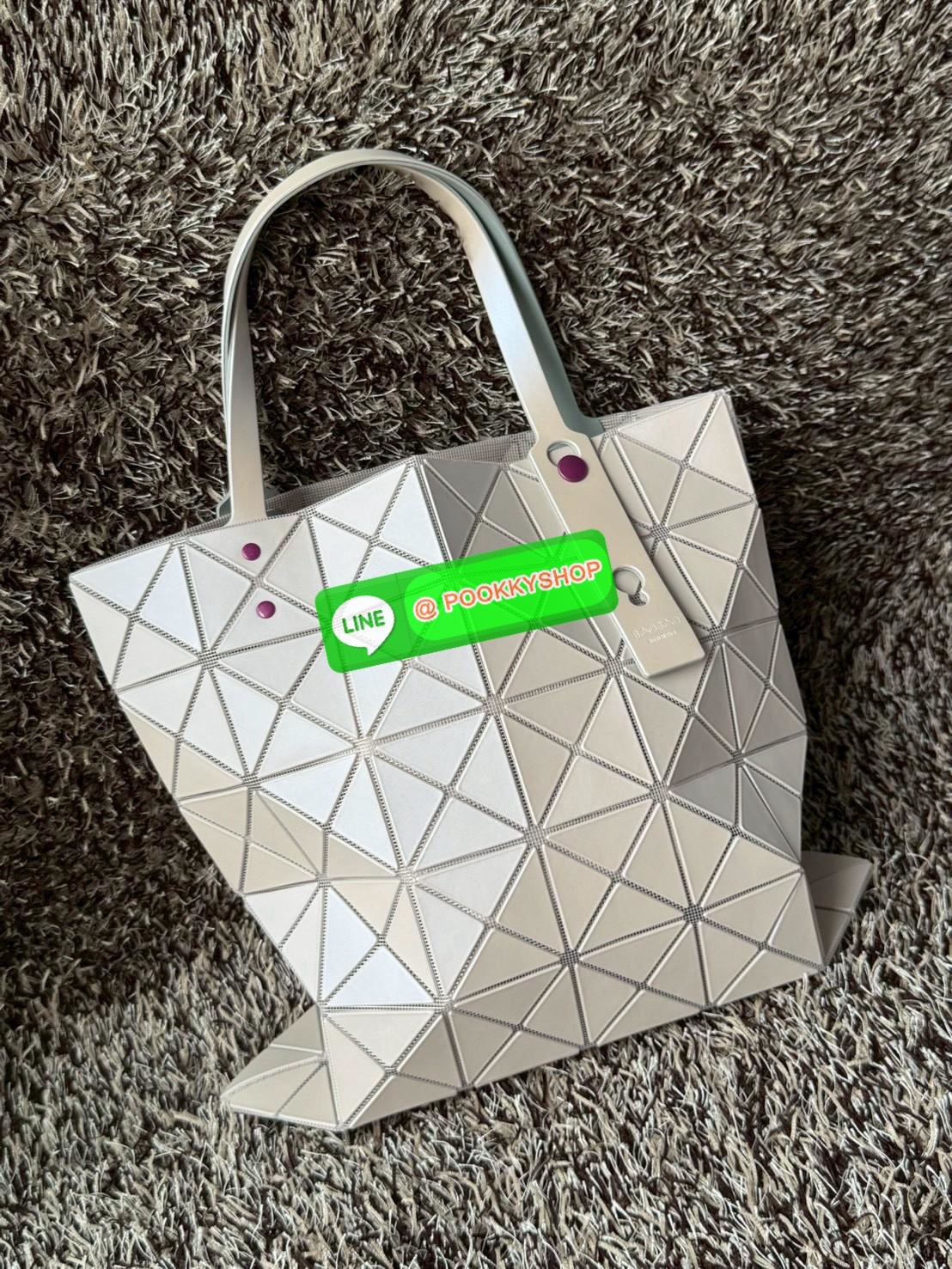 Baobao Issey Miyake x Labubu tote bag อีกหนึ่งซีรีย์สุดลิมิเตทที่น่าสะสม กำลังเป็นกระแสสำหรับ Labubu อาร์ตทอยชื่อดังที่ทุกคนรู้จัก นำมาผสมผสานให้เป็นกระเป๋าทรง tote bag ที่เหมาะกับการใช้งานในชีวิตประจำวัน ด้วยขนาด13นิ้ว ทำให้ใส่สิ่งของได้ครบครัน รวมถึงเอก