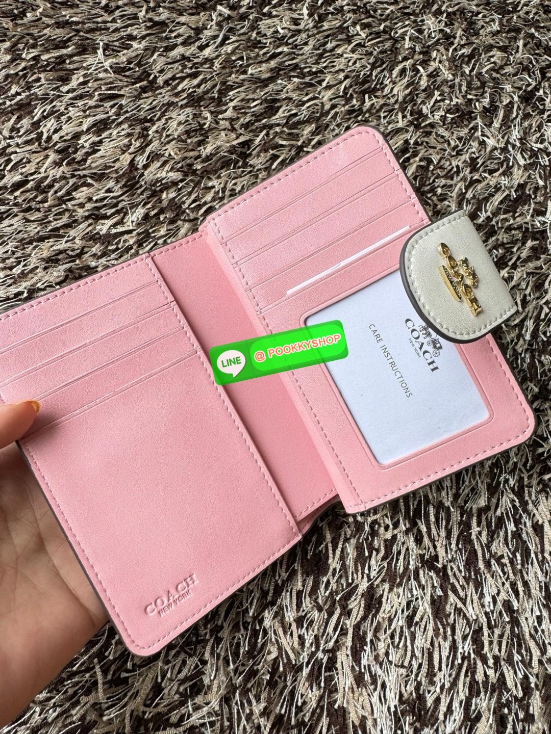 COACH MEDIUM CORNER ZIP WALLET IN SIGNATURE CANVAS กระเป๋าสตางค์ขนาดกลางที่ถือว่าเป็นไอเทม Must Have ของทุกเพศทุกวัยที่ต้องพกติดตัวไว้ตลอดเวลา เพราะนอกจากจะช่วยจัดเก็บเงิน บัตรประชาชน บัตรเครดิตและต่าง ๆ ให้เป็นระเบียบเรียบร้อยยังต้องคำนึงถึงประโยชน์ใช้สอ