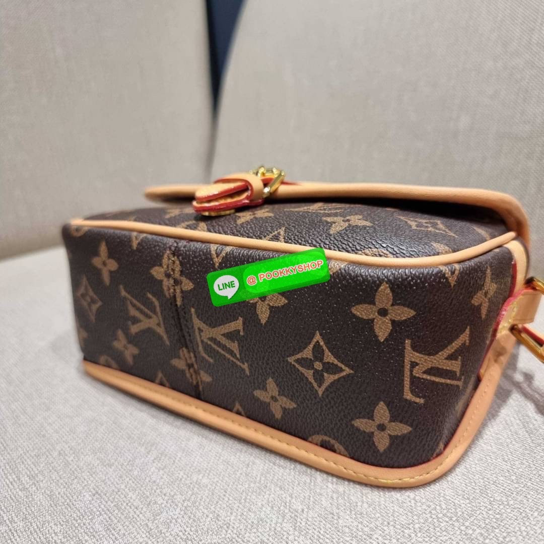 Rare item!! LV sologne crossbody bag ที่สุดของรุ่นหายากที่จัดเต็มให้แบบฟูลเซ็ท กระเป๋าสะพายราคาสุดคุ้มจากเคาน์เตอร์ dutyfree ที่ดีไซน์ออกมาน่ารักน่าใช้ ขนาดกำลังสวยมาก วัสดุหนังแคนวาส เปิด-ปิดด้วยกระดุมแม่เหล็ก ภายในโล่ง มีช่องซิปแยกให้ ใส่ของสำคัญได้สบาย
