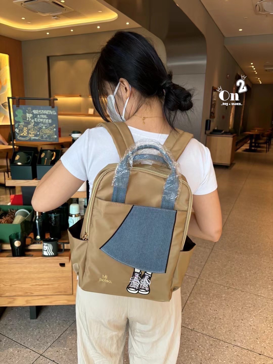 Backpack Miss Zapatos brand วัสดุตัวกระเป๋าทำจากผ้ากันน้ำอย่างดี water proof อะหลั่ยสีทอง กระเป๋าเป็นปากซิป ด้านข้างมีช่องใส่ของทั้ง 2 ด้าน