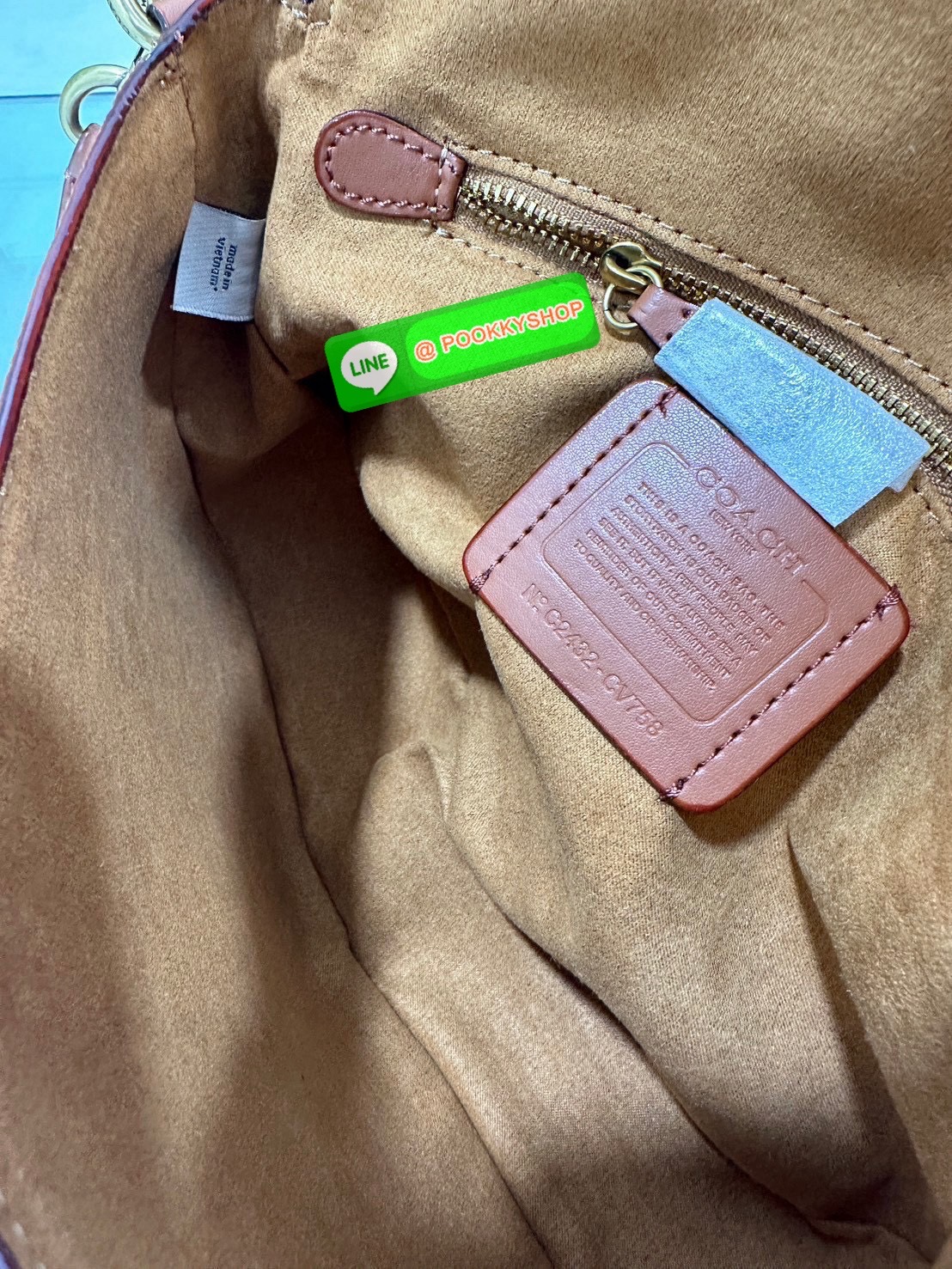 เรียบ หรู แต่ดูแพงแบบไม่ตั้งใจ Coach CU099 – Studio Shoulder Bag รุ่นฮิตสุดมินิมอล ตัว C เล็กหรูบนหนังสีคลาสิค ทรงสวยสะพายได้ทั้งถือไหล่และ crossbody ไม่ว่าจะใส่ลุคไหน… ก็เปลี่ยนเป็นลุคคุณหนูมีคลาสได้ในพริบตา