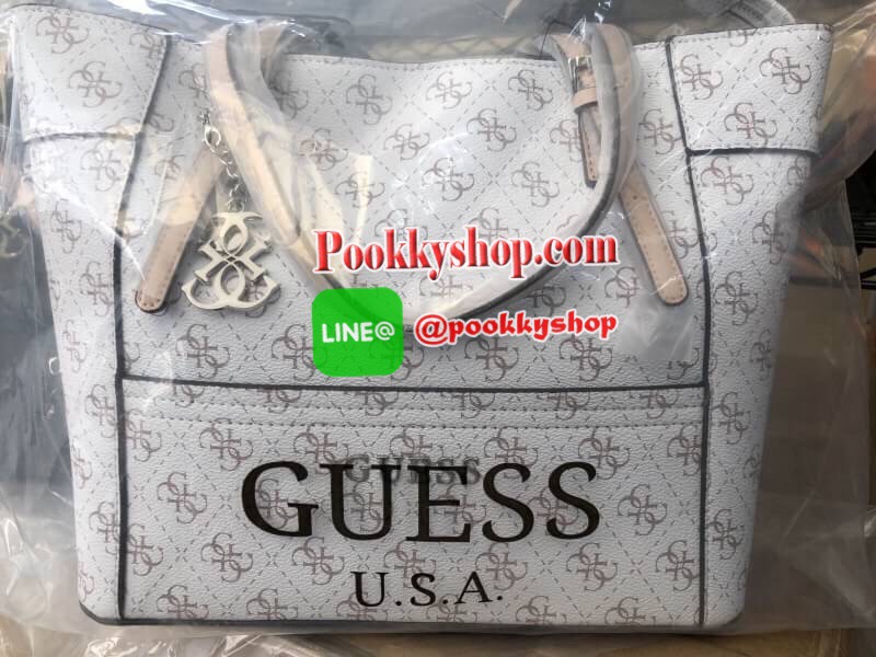New in GUESS LARGE TOTE BAG พร้อมส่งกระเป๋าถือหรือคล้องไหล่ได้ ลายหนังแบรนด์ตัวจีไขว้ตามแบบฉบับแบรนด์เลยค้าา นำ้หนักเบานะค่ะ ด้านหน้าติดอะไหล่แบรนด์ตัวใหญ่ พร้อมห้อยพวงแบรนด์อะไหล่เงินด้านหน้ามาด้วยค่ะ เปิดปิดกระเป๋าด้วยซิป ซัปในลายแบรนด์ ด้านในโล่งกว้างใ