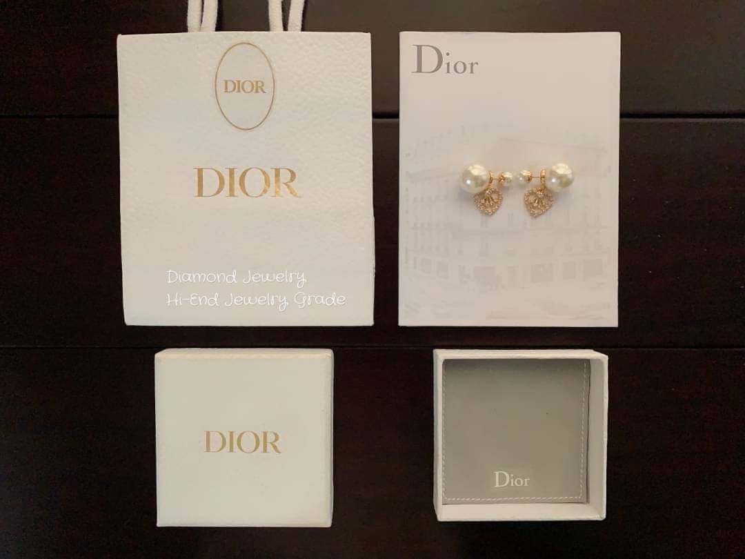Super Hi-End Quality !!!!! ((เกรด 1:1 ดีที่สุดในท้องตลาด แสตมครบค่ะ)) Dior Tribales Earrings คอลเลคชั่นใหม่ล่าสุดเลยคร่า งาน 1:1 เหมือนในช็อปเป๊ะๆ ต่างหูดิออรุ่นใหม่ ล่าสุดชนช็อป ดีไซน์สวยมากๆค่ะ ประดับอะไหล่ทองเงาอย่างดี งานสวยไร้ที่ติดนะคะ สาวกดิออต้องไ