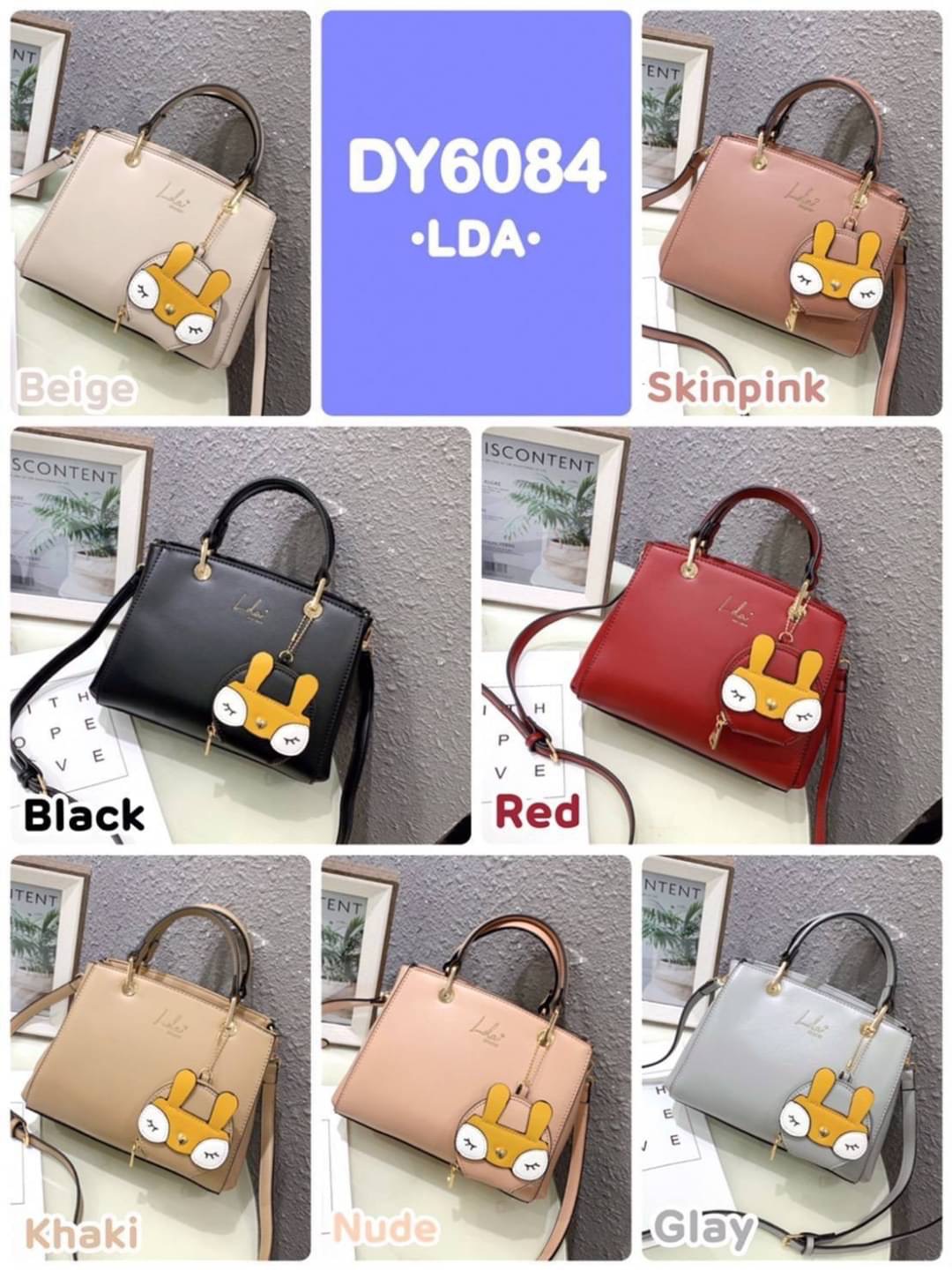 พร้อมส่ง!!! กระเป๋าสะพายแบรนด์ LDA ของแท้💯 📝ลดา รุ่นใหม่ล่าสุด สวยมาก ใบใหญ่ หนังเรียบหรูดูดี สีสวยทุกสีค่ะ อะไหล่ทองปั๊มทุกจุด ตรงกลางติดโลโก้แบรนด์ ดีไซน์สวยแบบทันสมัย หูจับแข็งแรงทนทาน งานถือได้สะพายข้างได้ ซับในปั๊ม แบ่งเป็น 2 ช่องใหญ่