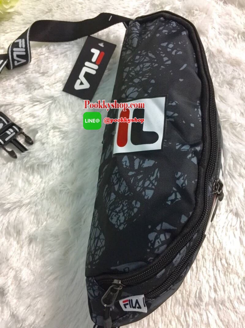 FILA Waist Bag.. รับซัมเมอร์ด้วยลวดลายเกร๋ๆ กระเป๋าคาดอกคาดเอว FILA แบรนด์ฮิตที่ไม่เคยตกเทรน มาให้สะพายกันก่อนใคร ด้วยดีไซต์ลวดลายที่แมทกันอย่างลงตัว ด้านหน้าสกรีนแบรนด์ วัสดุNYLON 100% เคลื่อบเงาอีก 1 ชั้น กันน้ำได้ในระดับหนึ่ง.. เปิดปิดด้วยซิปยาว จุของไ