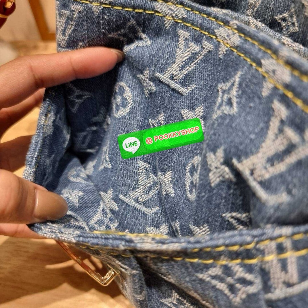 LV sunset monogram denim bag 🔆 Details แรงมากฉุดไม่อยู่ กับกระแสคอลใหม่ lvremix ดีไซน์แบบตัวมัม y2k รูปทรง baguette สวยดูแพง ใบนี้ก็ฉ่ำสุดๆ เป็นกระเป๋าสะพายไหล่ ที่สามารถปรับเป็นสะพายข้างได้