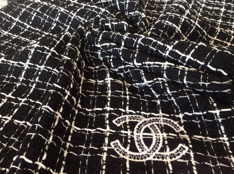 ราคานี้หาซื้อที่ไหนไม่ได้แล้ว พลาดแล้วจะเสียใจพูดเลยยคร้าา!! ของถูกและดีมีที่ร้านนี้จริงๆค่ะ Brand: CHANEL New ARRIVAL ผ้าคลุมไหล่ ผ้าพันคอ CHANEL คอเลคชั่นใหม่ปี 2018 ผ้า wool เนื้อดี เนื้อหนา นุ่ม ทอลาย ปักรูปสัญลักษณ์แบรนด์ ลายคมชัดค่ะ หนาวนี้ห้ามพลาดน