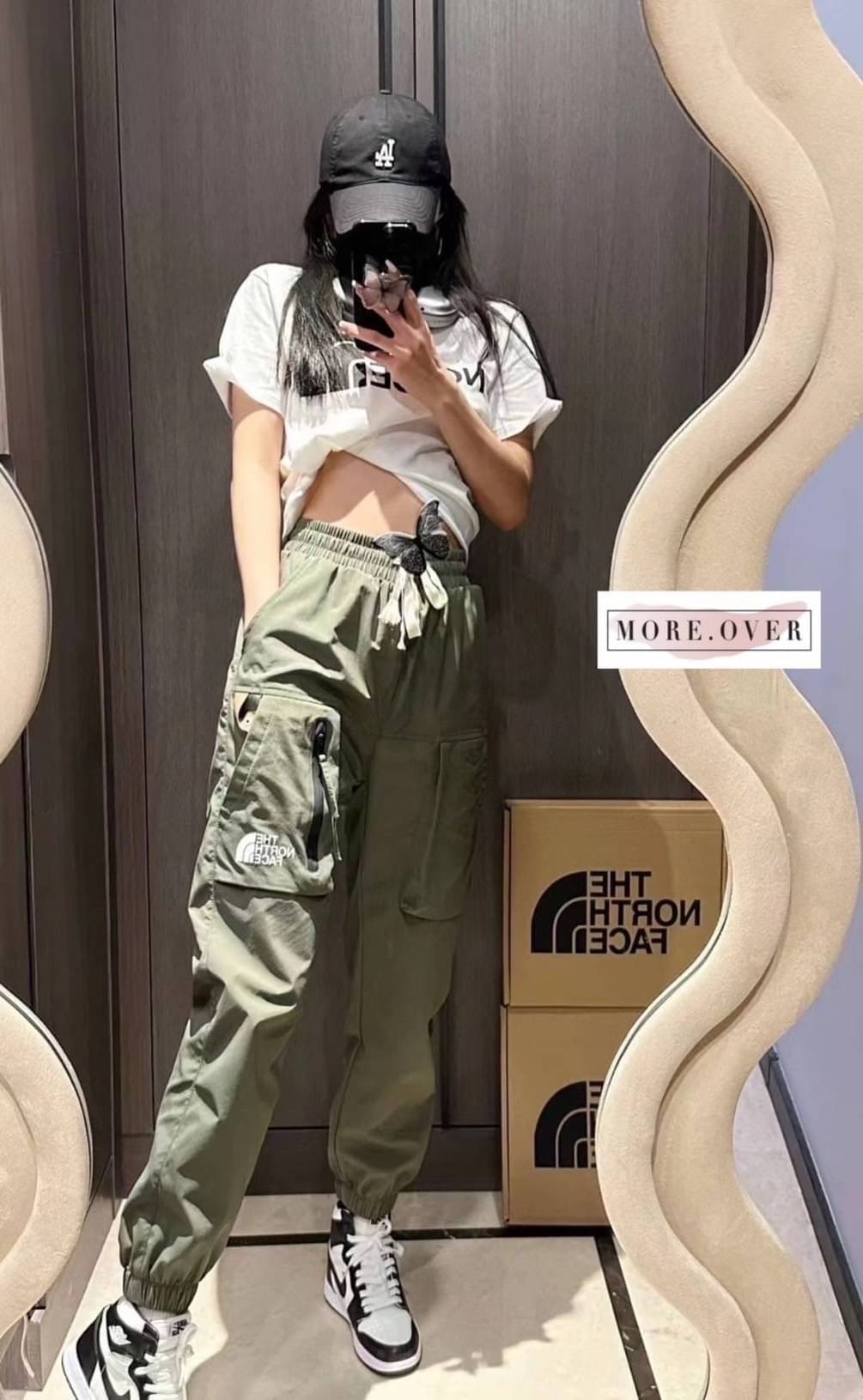 รุ่นใหม่ล่าสุดชนช็อปเลยจ้า กางเกงขายาวเนื้อผ้าร่มปลายขาจั้ม THE NORTH FACH ลุคสป็อตเท่ๆค่ะ เนื้อผ้าอย่างดี คุณภาพการันตี มีป้าย tag แบรนด์