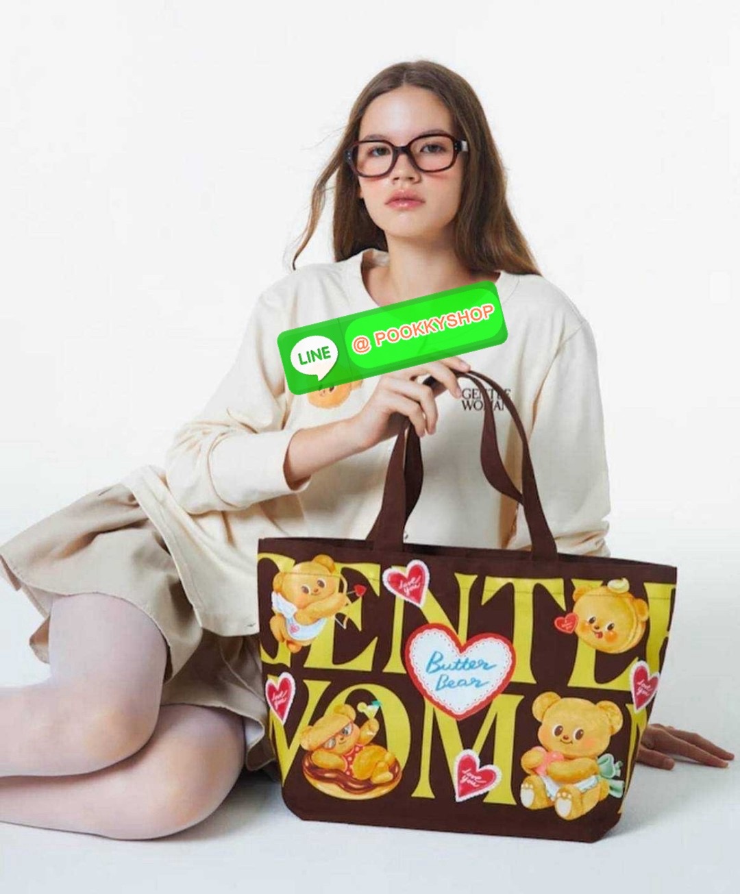 Gentlewoman x Butterbear tote bag 🔆 Details น่ารักเกินต้าน เป็นกระเป๋าที่เห็นแล้วใจฟูสุดๆ กระเป๋าโท้ทลายหมีเนยที่ตอนนี้กลายเป็นแรร์ไอเท็ม หายากสุดๆ รูปทรงคลาสสิค ภายในโล่งกว้างใส่ของได้เยอะมาก จะใช้เป็น everyday bag ก็ได้ พกไปต่างจังหวัดก็เหมาะ หร