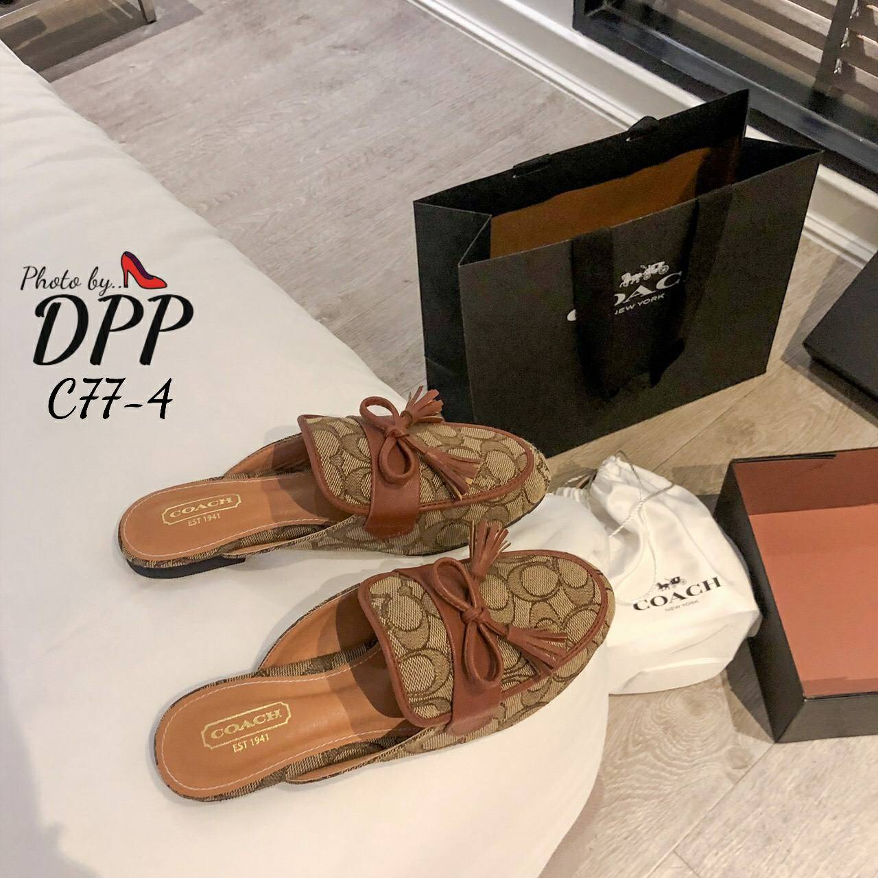 C77-4 พร้อมส่ง ตัวใหม่ hot hot ค้า รองเท้า coach ผ้าทอ ลายC งานสวย ไม่ใช่ผ้าสกรีนนะคะ งานชนช้อป ปั้มแบรนด์ collection ใหม่ปีนี้คะ (เพราะผ้าทอ จะเป็นผ้าเหมือนแท้ที่เอามาทำ กระเป๋าคะ ดีเทลผ้าสวยมาก) ที่สำคัญ