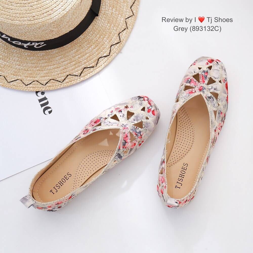 พร้อมรองเท้าคัชชูเพื่อสุขภาพ ที่สวยเกร๋สุดๆ รุ่นนี้เป็นงานสั่งทำพิเศษ วัสดุเกรดพรีเมี่ยมทั้งหมด ผ้าลายนี้เกร๋มาก น้ำหนักเบา สวมใส่ง่าย พื้นมีรูระบายอากาศใส่แล้วเท้าไม่อับ รุ่นนี้ใส่นิ่มมากนิ่มสุดๆเดินทั้งวันได้สบายๆ แมทกับชุดอะไรก็เกร๋ก้สุดๆ แถมใส่ได้เรื่