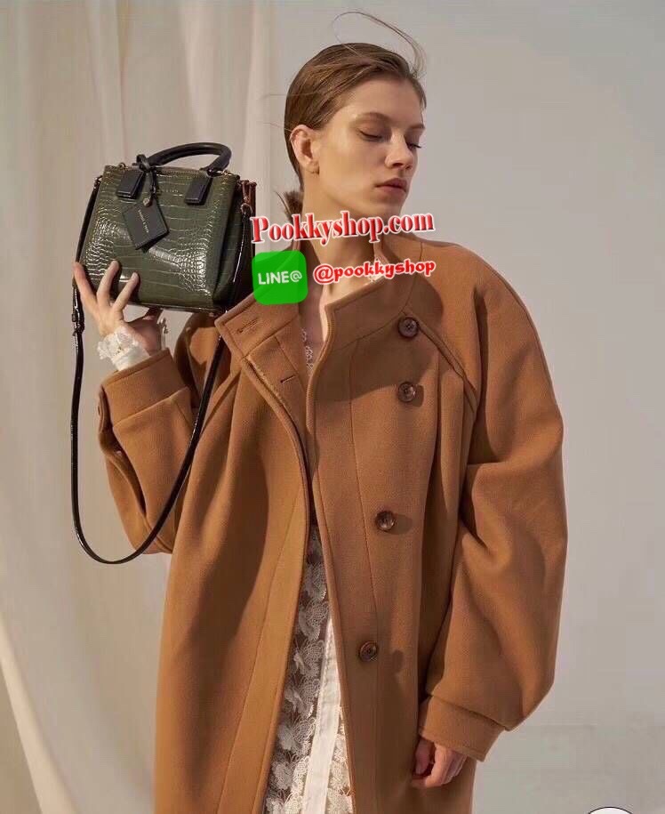 New arrival!! CHARLES & KEITH กระเป๋าถือ/สะพาย วัสดุ Saffiano คุณภาพดี น้ำหนักเบา ด้านหน้าประดับด้วยโลโก้แบรนด์สุดหรู เปิดปิดกระเป๋าด้วยกระดุมแม่เหล็กและซิป ด้านในโล่งกว้างมีช่องซิปสำหรับใส่ของ ใส่กระเป๋าสตางค์ใบยาวได้ Iphone+ได้ทุกรุ่น จุของได้เยอะ มาพร้