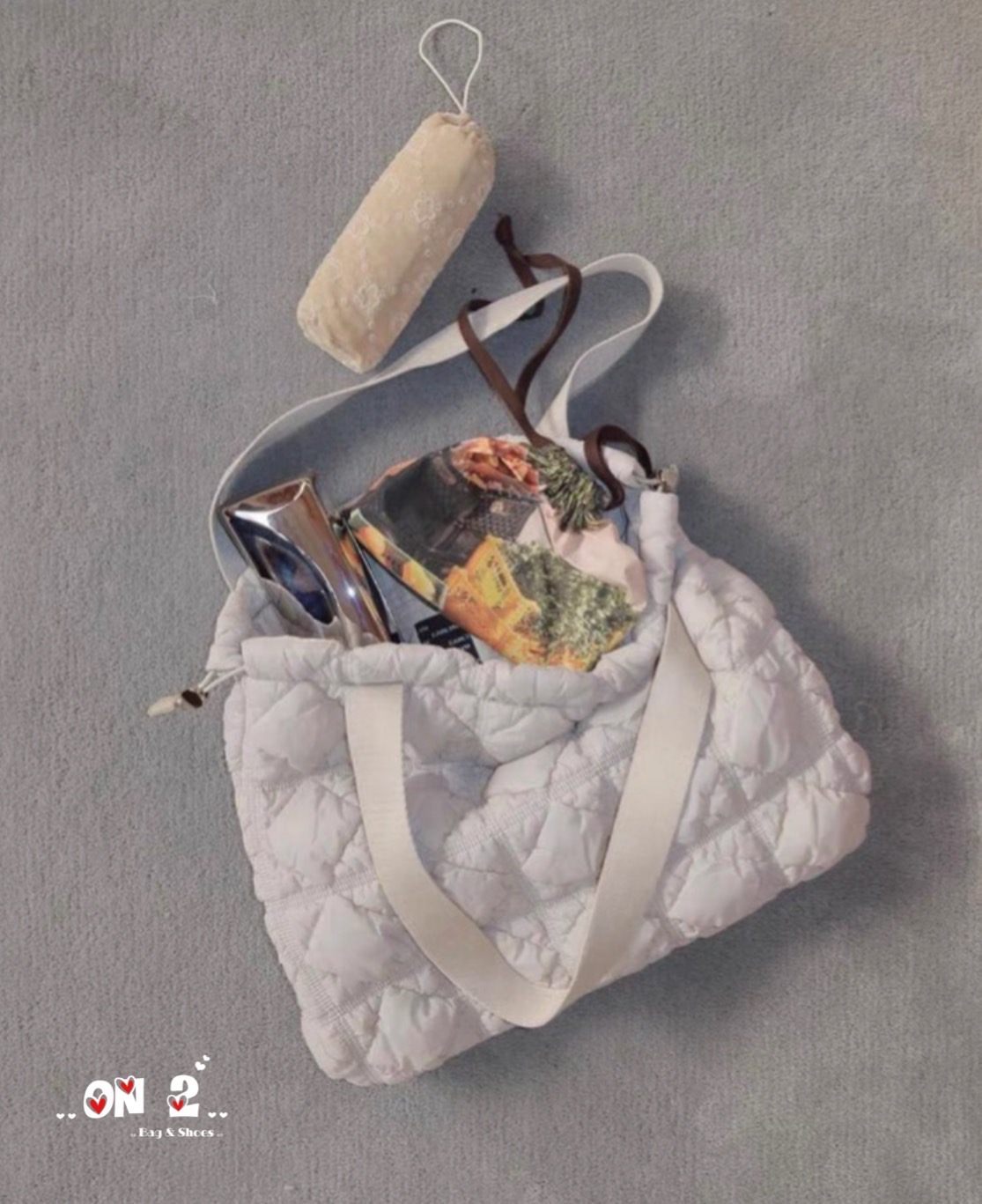 Memo Carlyn weekender (hot)(hot)(hot) งาน 1:1 (good)วัสดุตัวกระเป๋าทำจากผ้ากันน้ำอย่างดี waterproof (water) ผ้าขาวอะหลั่ยสีทอง ผ้าดำอะหลั่ยสีเงิน ปากกระเป๋าเป็นปากรูด งานปั๊มทุกจุด สายกระเป๋าทำจากผ้าทอ สะพายขึ้นไหล่ได้ งานปั๊มทุกจุด ถุงผ้า ,plastic bag, ก