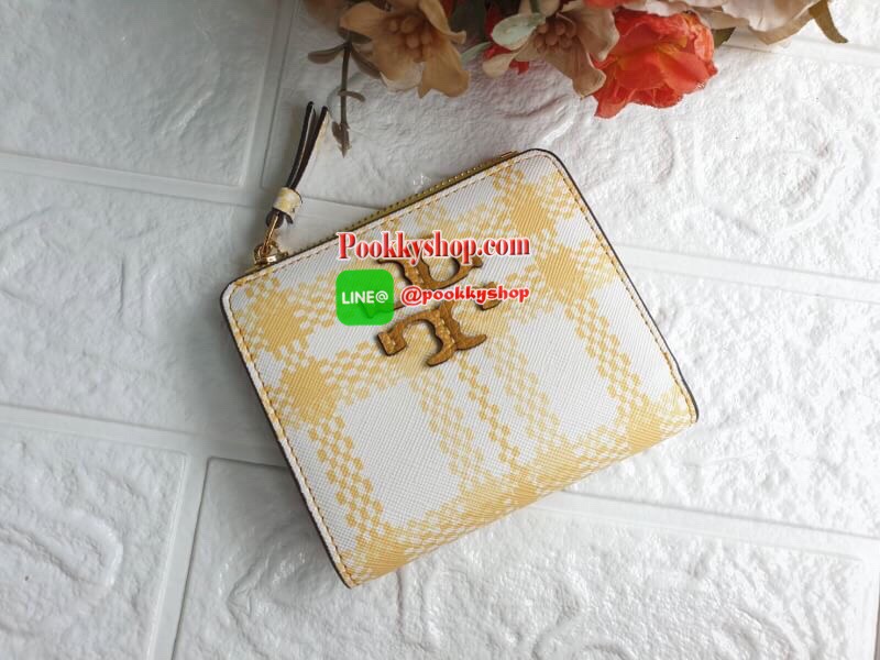 TORY BRUCH FACTORY MINI WALLET กระเป๋าสตางค์ใบสั้น ขนาดกำลังดี สีสวยน่ารัก น่าใช้มากๆ ด้านหน้าประดับโลโก้แบรนด์ด้านหน้า เปิด - ปิดกระเป๋าด้วยกระดุมแป็ก มีช่องใส่บัตร 4 ช่อง ช่องใส่ธนบัตร 2 ช่องแยกเป็นสัดส่วน ซับในพิมพ์เเบรนด์ และช่องซิปใส่เหรียญด้านข้าง