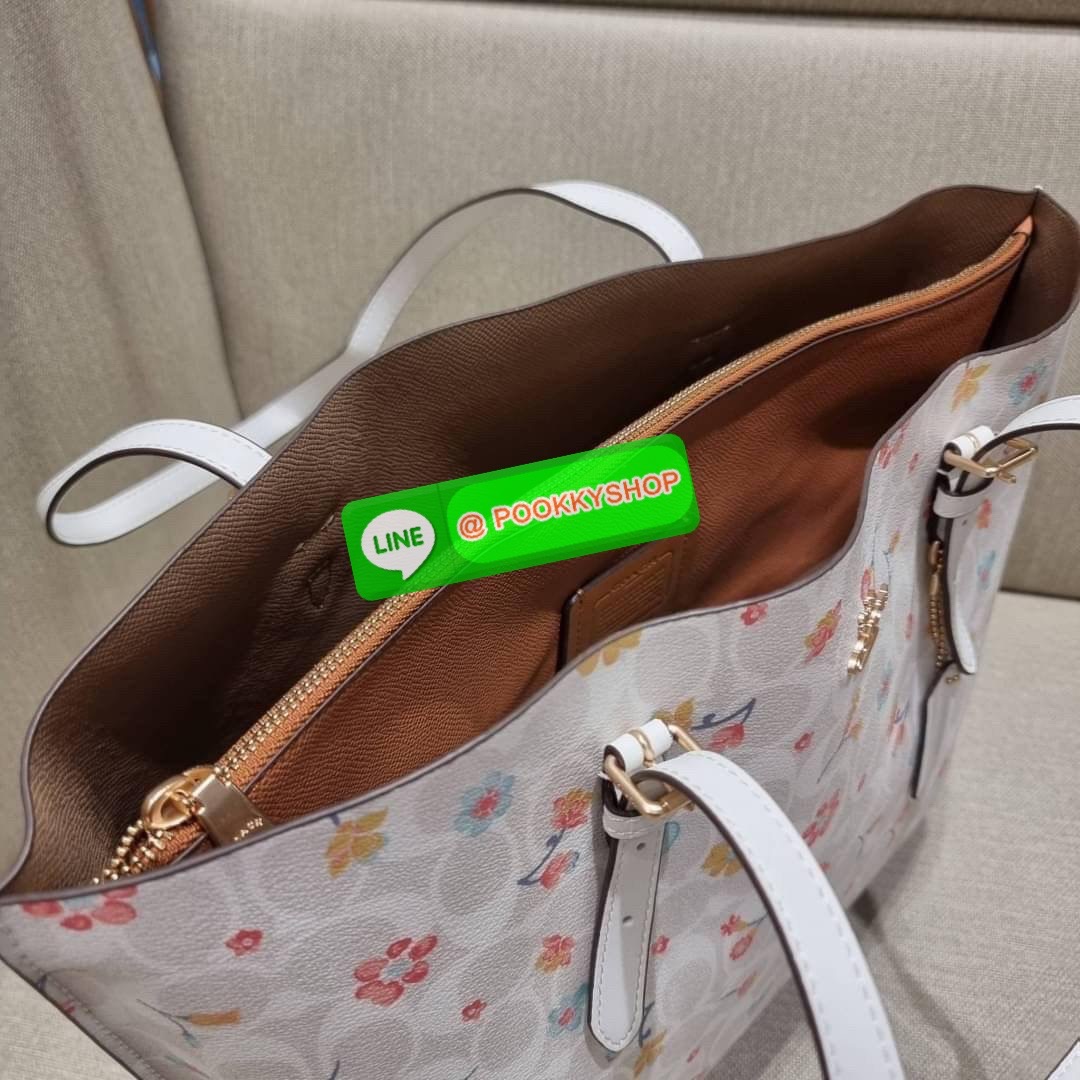 COACH C8612 MOLLIE TOTE IN SIGNATURE CANVAS WITH MYSTICAL FLORAL PRINT กระเป๋าทรงโท้ท ใบใหญ่จุใจ สวยคุ้มค่าดีไซน์ใหม่ น่าใช้ที่สุด วัสดุหนังแคนวาส หูสะพายในตัว ปรับได้อีกเล็กน้อย ภายในโล่งกว้างมาก มีช่องซิปแยกให้ ใบนี้สามารถใส่เสิ้อผ้าไปเที่ยวแบบ short va