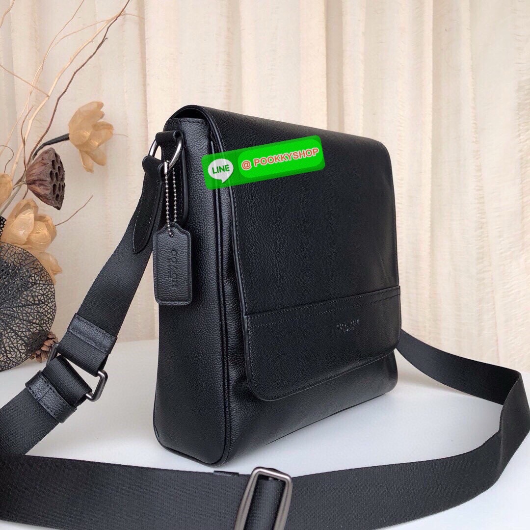 Coach F73339 F73340 – Hudson Crossbody Bag in Signature Embossed Leather “จะวันทำงานหรือวันสบาย ๆ แค่สะพายใบนี้…ก็เหมือนใส่ความเท่ติดตัวไว้แล้ว” Coach Hudson Crossbody F73340 กระเป๋าหนังแท้ลาย C ปั๊มลึก ทรงเหลี่ยมเรียบหรู โทนดำทั้งใบ เหมาะกับผู้ชายที่อยาก