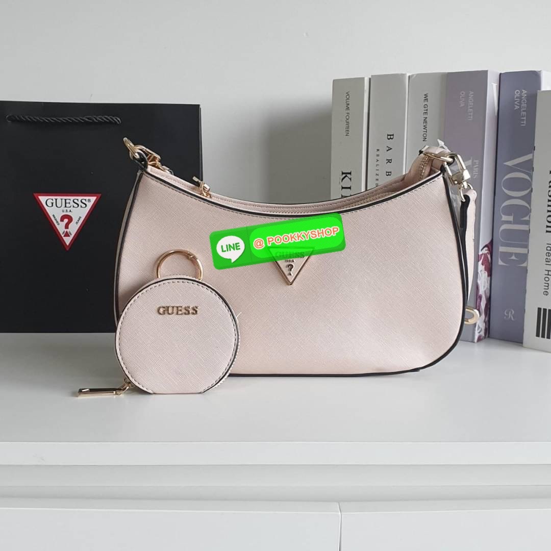 รุ่นใหม่ล่าสุด! GUESS ALEXIE TOP ZIP SHOULDER BAG กระเป๋าทรงยอดฮิต ซื้อ1ได้ถึง2ไอเท็ม วัสดุตัวหนังลาย SAFFIANO สวยหรู เปิดปิดด้วยซิปยาว ด้านในใส่กระเป๋าสตางค์ยาว มือถือได้ทุกรุ่น พร้อมช่องซิปและช่องใส่บัตรแยกให้ เพิ่มความน่ารักด้วย กระเป๋าใส่เหรียญใบเล็กท