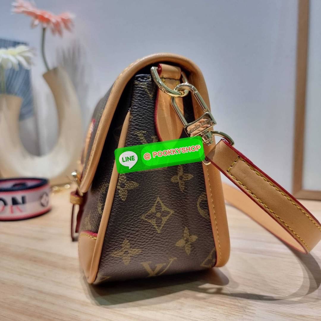 LV DIANE BAG 🔆 Details กระเป๋ามัลติฟังก์ชั่นสุดคุ้มจากเคาน์เตอร์ dutyfree ที่ดีไซน์ออกมาน่ารักน่าใช้มากๆ มีสายมาให้ถึง 2 แบบ สายหนังคล้องไหล่ได้ และสายสปอร์ตครอสบอดี้ได้ ปรับเปลี่ยนใช้ตามลุคแต่ละวันได้เลย