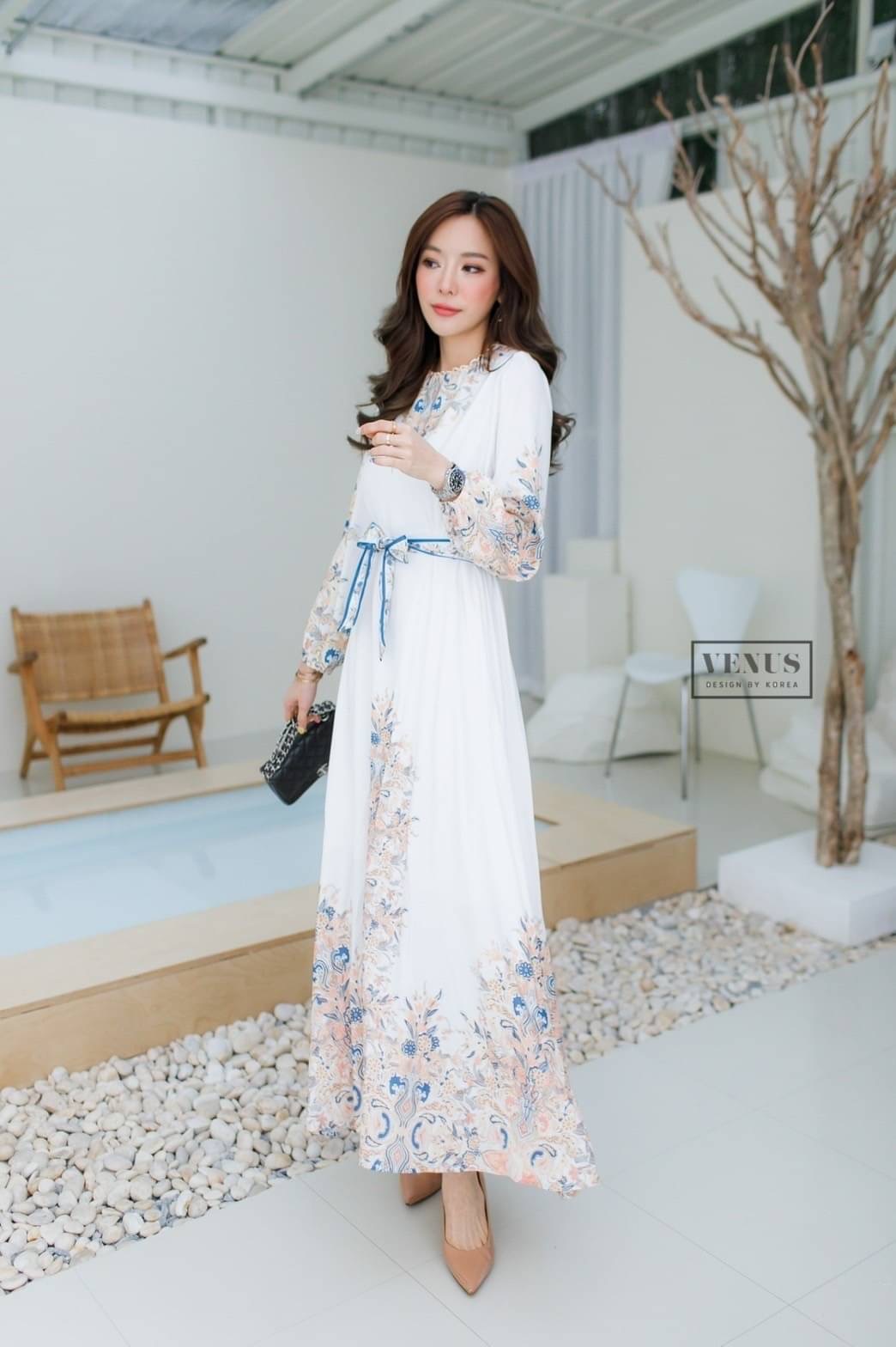 Restock ♥️♥️♥️♥️ I'm Lady By Venus MaxiDress แม๊กซี่เดรสยาวพิมพ์ลายสไตล์โบฮีเมี่ยน งานมาพร้อมกับสายคาดเอวผูกเข้าชุดกันนะคะ แม๊ทกับรองเท้าส้นสูงก็สวยเป๊ะคะ