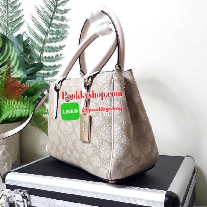 COACH F67027 MINI SURREY CARRYALL IN SIGNATURE CANVAS (COACH F67027) รุ่น 9 นิ้ว Coach ทรง prada รุ่นนี้มี 2 ซิป และช่องใส่ของด้านในเยอะมากๆ เกินคุ้มเลยทีเดียว พลาดไม่ได้แล้วววว ✔หูจับยาว4นิ้ว ✔สายสะพายยาว23นิ้ว
