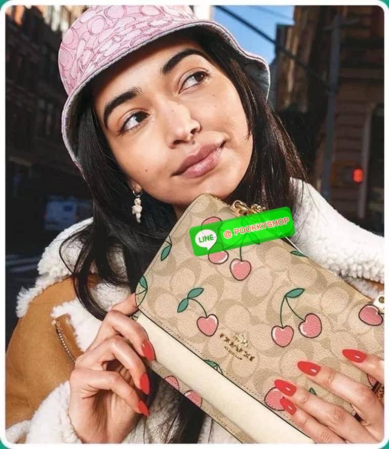 Coach CE610 ลายเชอร์รี่สุดคิ้วท์! 🍒🍒 สายโซ่ทองหรู+ดีเทลลายพิเศษ หิ้วได้หลายโอกาส จะออกเดทหรือสะพายชิคๆ ก็โดนใจสุดๆ รุ่นนี้งานจริงสวยมากกก สะพายแล้วขับผิวสุดๆ ไปเลยค่าา