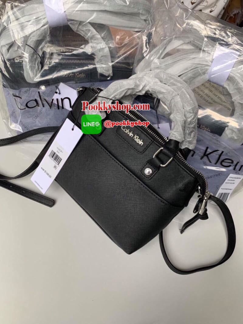 New arrival !!! Calvin Klein Crossbody Bag กระเป๋าถือหรือสะพายรุ่นยอดนิยม วัสดุ PVC คุณภาพดี น้ำหนักเบา ตัวกระเป๋าออกแบบลาย CK ทั้งใบ ด้านหน้าประดับด้วยโลโก้แบรนด์สุดหรู เปิด-ปิดกระเป๋าด้วยซิปสะดวกใช้ ด้านในโล่งกว้างมีช่องซิปและช่องเล็กสำหรับใส่ของ ใส่กระ