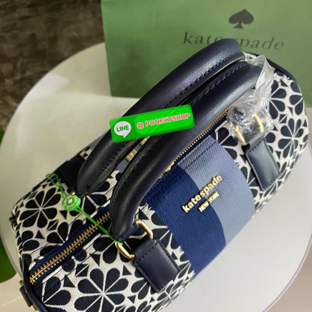 KATE SPADE NEW YORK SPADE FLOWER JACQUARD MANHATTAN DOCTORS BAG กระเป๋าถือหรือสะพายใบใหญ่ทรงหมอน โดดเด่นด้วยลวดลายเอกลักษณ์ทั้งใบ ด้านหน้าตกแต่งด้วยชื่อแบรนด์ เปิด-ปิดกระเป๋าด้วยซิปคู่ ด้านในโล่งกว้าง จุของได้เยอะมากค่ะ มีช่องซิปเล็กและช่องใส่ของจุกจิกค่ะ
