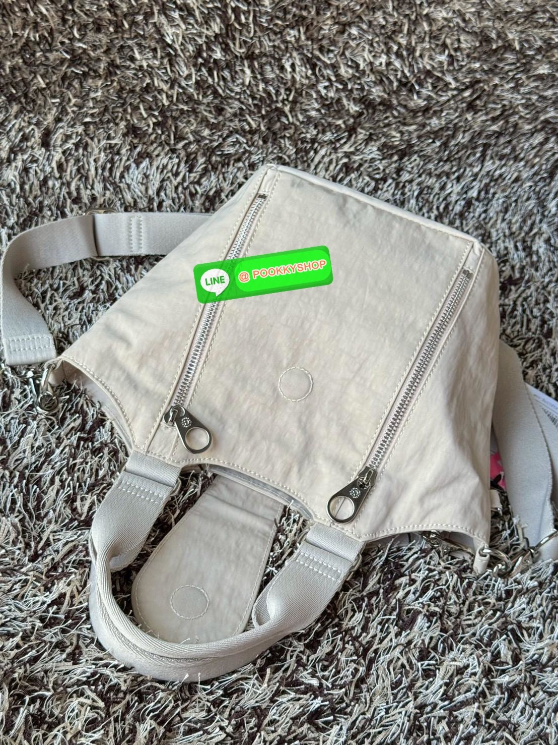 Kipling RECICELY S กระเป๋าสะพายข้างขนาดเล็กของ Kipling Recicely รุ่นนี้เหมาะอย่างยิ่งสําหรับการสวมใส่ในชีวิตประจําวันด้วยกระเป๋าซิปด้านในและกระเป๋าซิปด้านหลัง นอกจากนี้ยังมีสายปรับได้และถอดออกได้ ดังนั้นคุณสามารถ ใช้งานได้หลายรูปแบบ มีDetail โลโก้ ด้านหน้