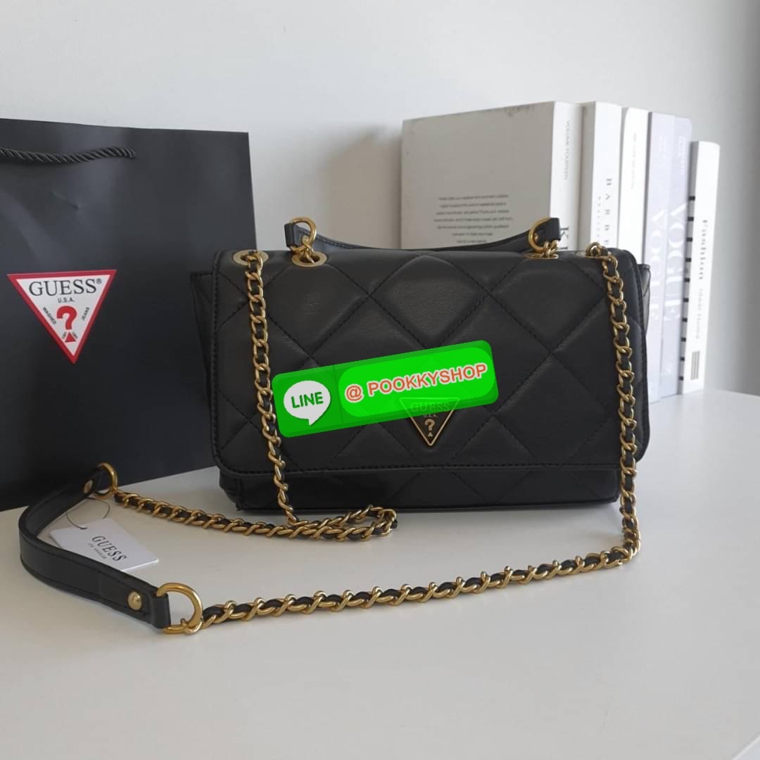 รุ่นใหม่ล่าสุด!! GUESS CESSILY CONVERTIBLE CROSSBODY BAG กระเป๋าสะพายข้าง รูปทรงสวย หนังนิ่มมือมากกก ตกแต่งด้วยโลโก้แบรนด์ด้านหน้า ด้านในเปิดปิดด้วยกระดุมแม่เหล็ก มีช่องซิปแยก+ช่องใส่บัตรฝั่งตรงข้ามอีกช่อง สามารถใส่กระเป๋าสตางค์ยาว โทรศัพท์ได้ทุกรุ่น มาพร