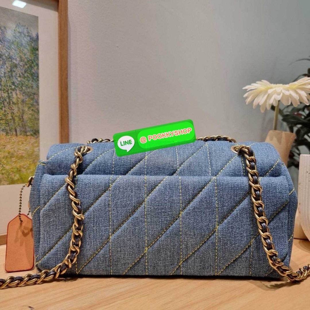 COACH CR704 TABBY SHOULDER BAG 26 WITH QUILTING 🔆 Details ไอเท็มใหม่ ตัวแม่แบบฉ่ำ สวยทำถึง! ต้อนรับซัมเมอร์ให้โดดเด่นกว่าใคร กับกระเป๋าสะพายไหล่ดีไซน์หรูหรา มีดีเทลสวยงามด้วยการเดินด้ายลวดลายตัดกับกระเป๋า เปิด-ปิดด้วยอะไหล่แบบกระดุม ภายในมีช่องเยอ