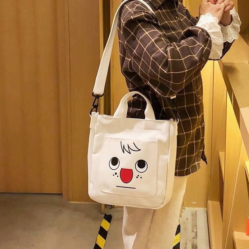 รุ่นใหม่ พร้อมส่ง!!!!!!!! Monna bag น้องมอนน่า จมูกแดงโตๆ มีหน้าม้า มี4สีให้เลือกสดใสกันไปป ได้ทั้งถือและสะพายเลย ใส่ของได้เพียบ เน้นๆ