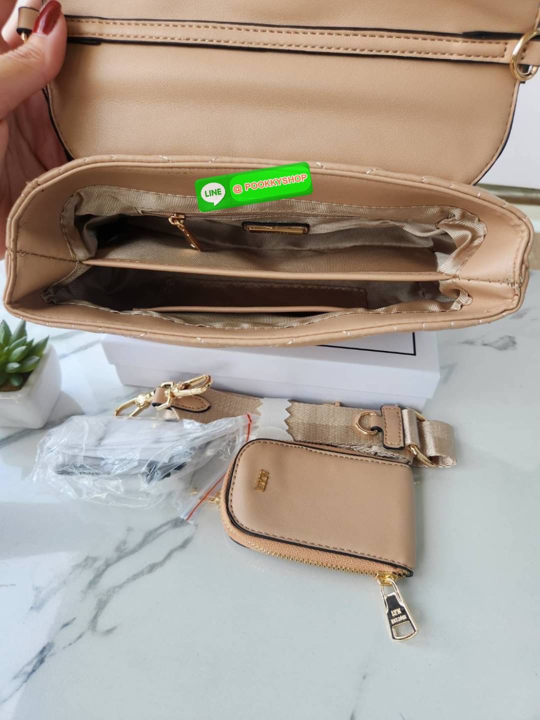 กระเป๋า Lyn สะพายข้าง คอลเล็คชั่นใหม่ มีใบลูกด้วยนะคะ สายสะพาย sport สามารถปรับระดับได้ค่ะ ด้านในใบแม่แบ่งเป็น 2 ช่องใช้งาน