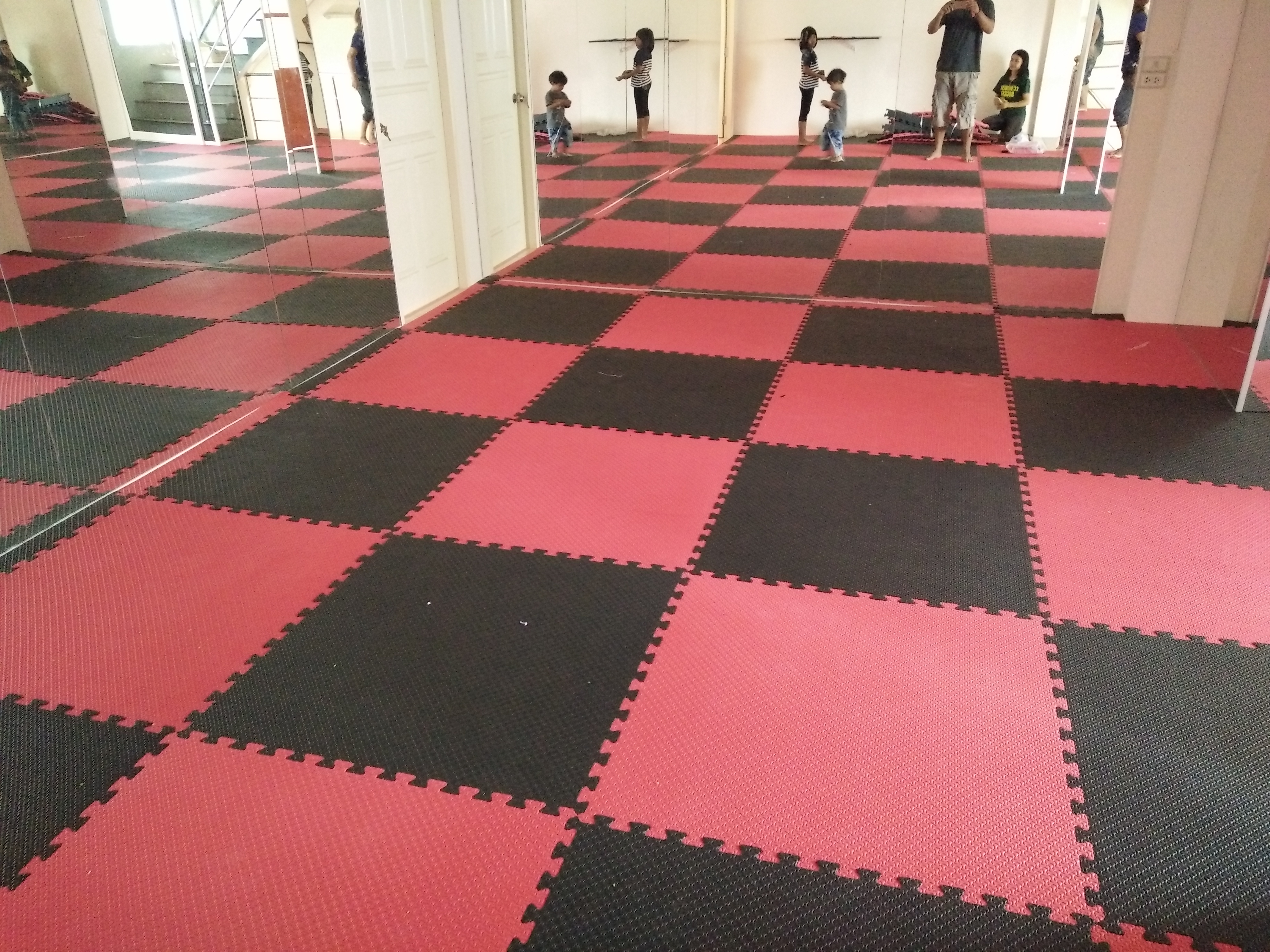 แผ่นยางปูพื้น แบบจิ๊กซอ ขนาด 1 x 1 เมตร หนา 15 มม.